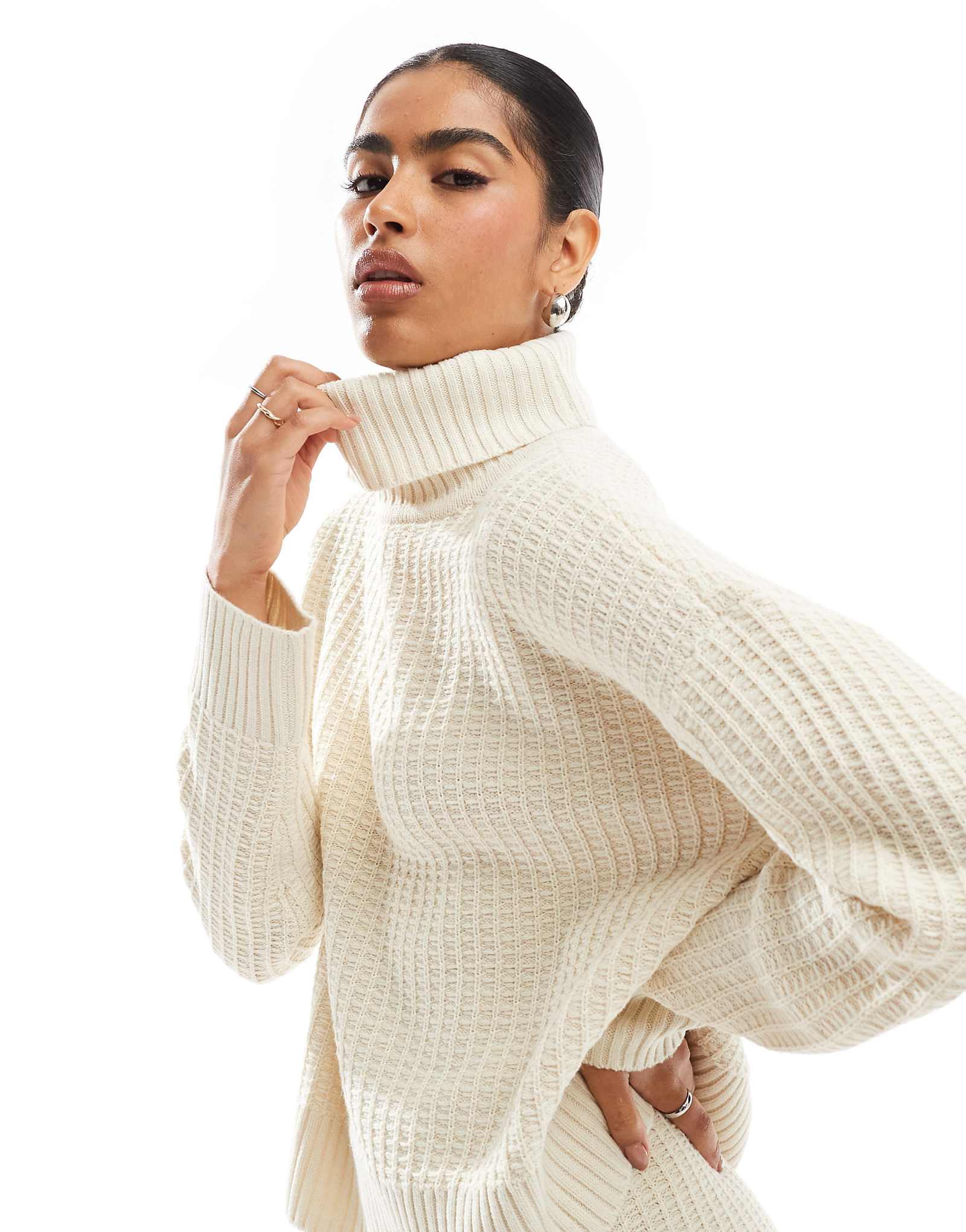 Кремовый свитер с высоким воротом от Vero Moda с вафельной текстурой - часть комплекта 8090₽