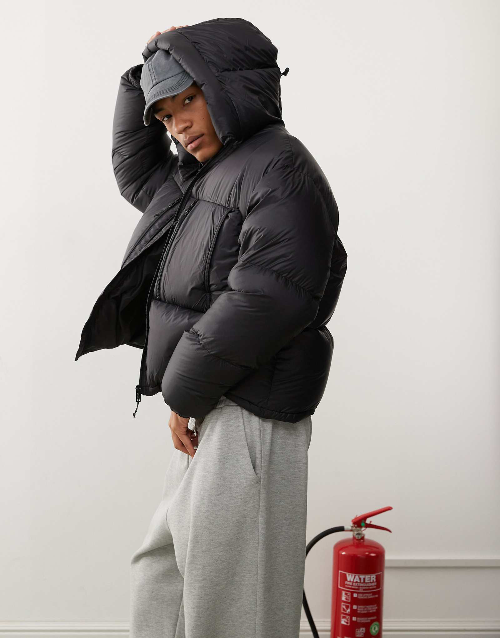 Пуховая куртка-фугу с капюшоном и карманами Weekday на молнии черного цвета 71690₽