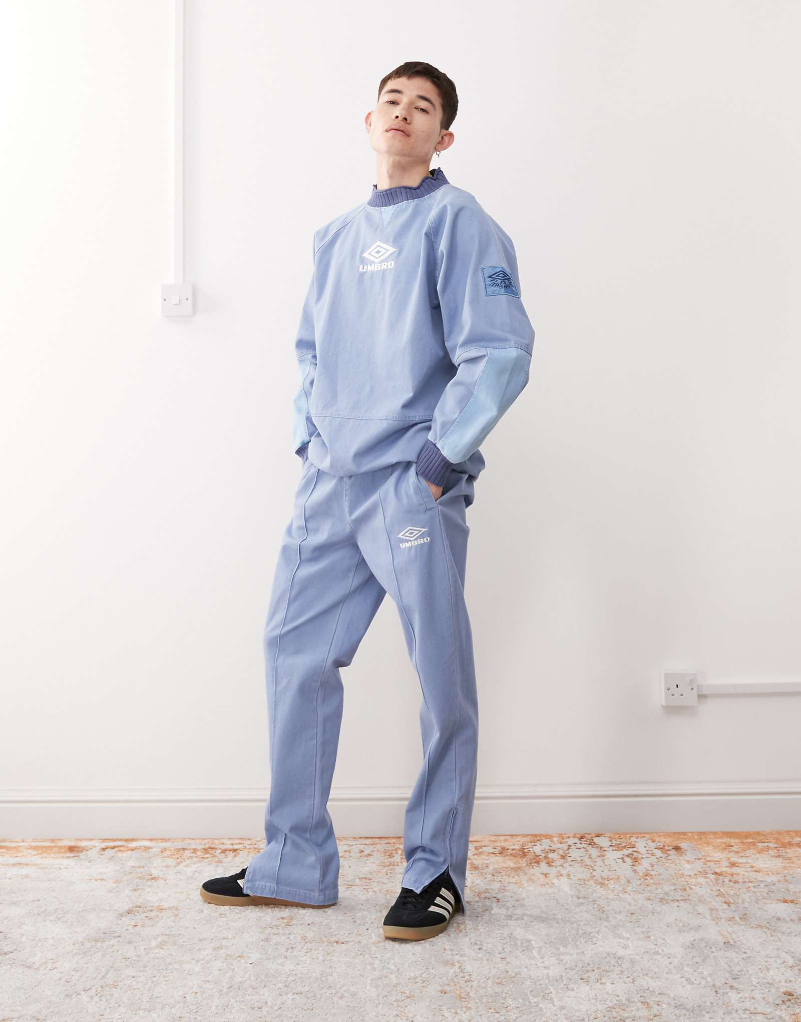 Брюки с вышитым логотипом Umbro Drill синего цвета 21990₽