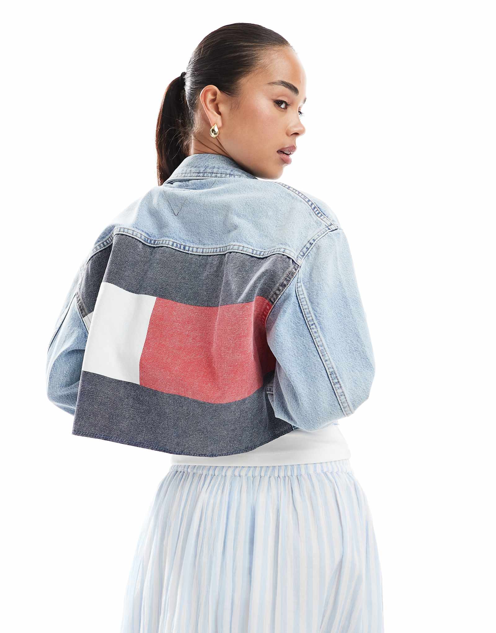 Укороченная джинсовая куртка дальнобойщика Tommy Jeans светло-голубого цвета 32690₽