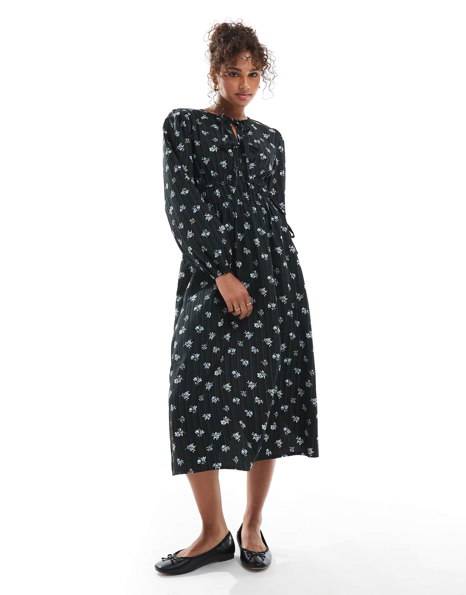 Черное платье миди из плиссе в цветочек с завязками спереди для девочек представленное в среду в черном цвете 11390₽