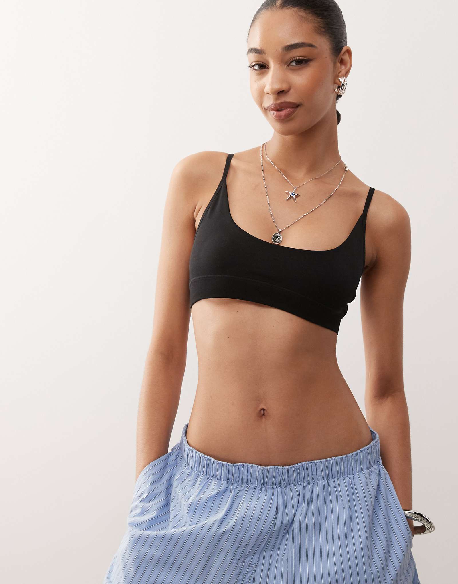 Бесшовный бюстгальтер с круглым вырезом Weekday черного цвета 6490₽