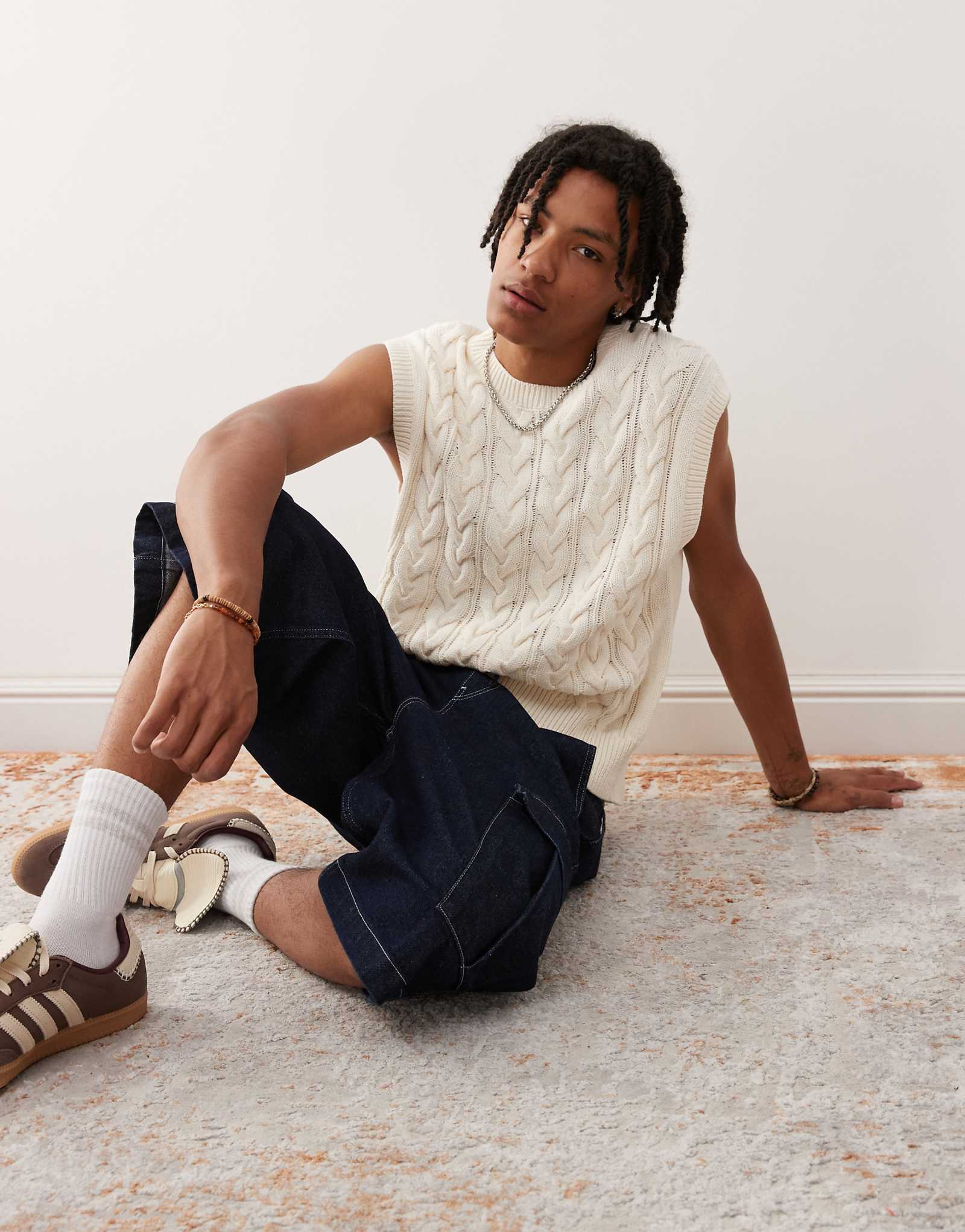 Повседневный вязаный жилет-трость темно-белого цвета 13890₽