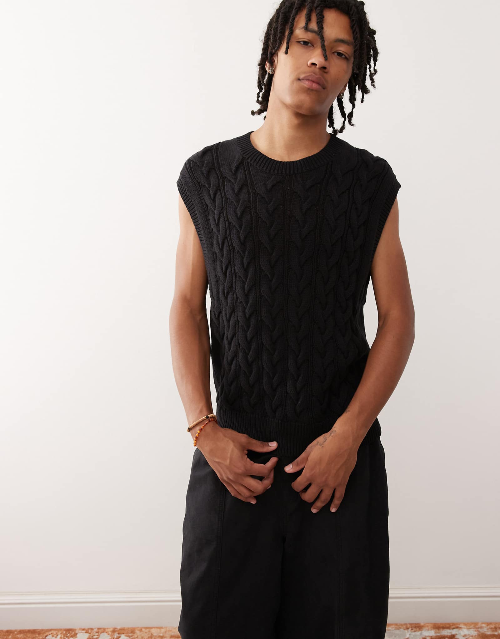 Вязаный жилет с узором черного цвета Weekday 11090₽