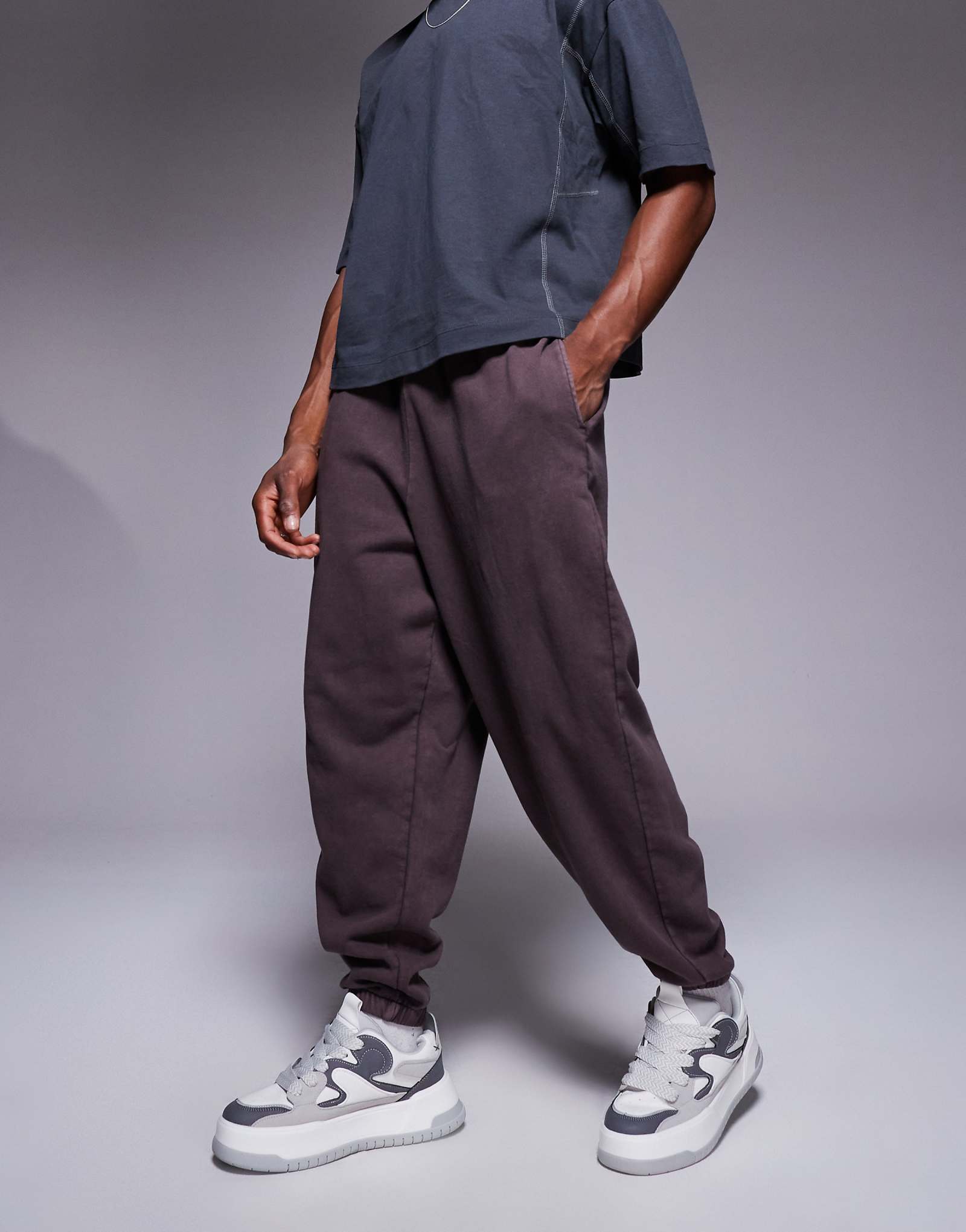 Спортивные брюки ASOS DESIGN оверсайз темно-коричневые 4490₽