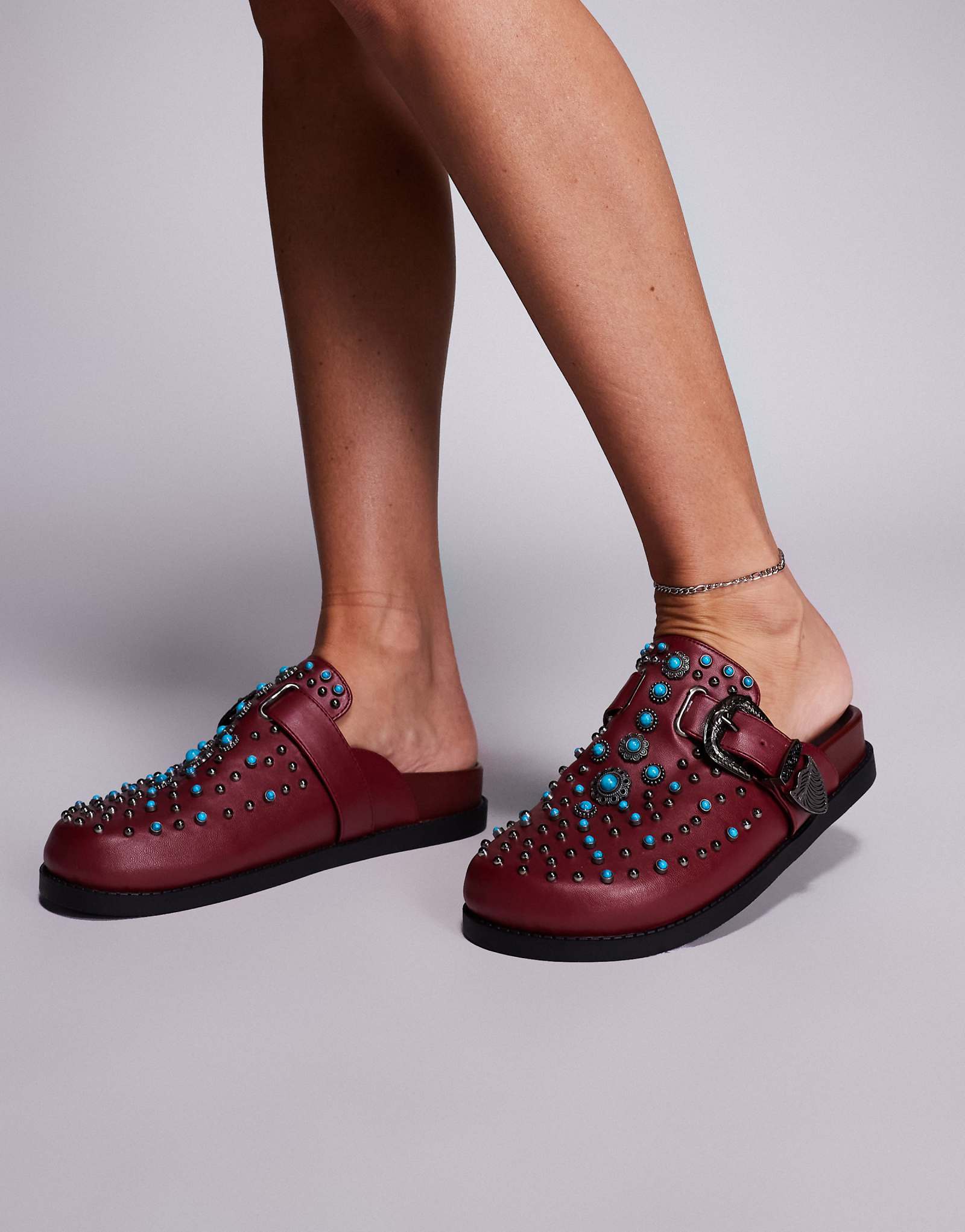 Элегантные сабо Azalea Wang с заклепками и пряжкой бордового цвета 17790₽