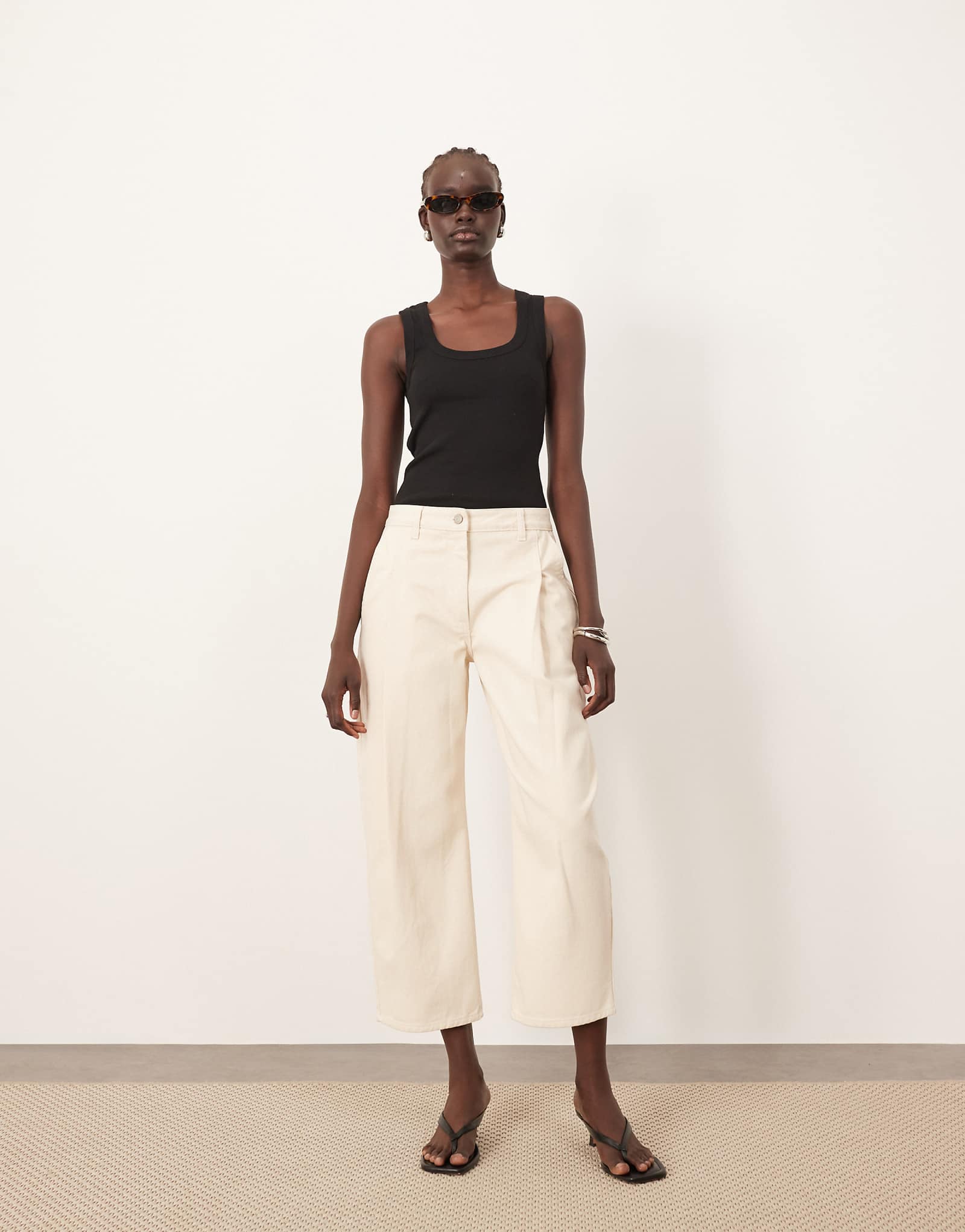 Джинсы-бочкообразки цвета экрю с узкими складками Rumi