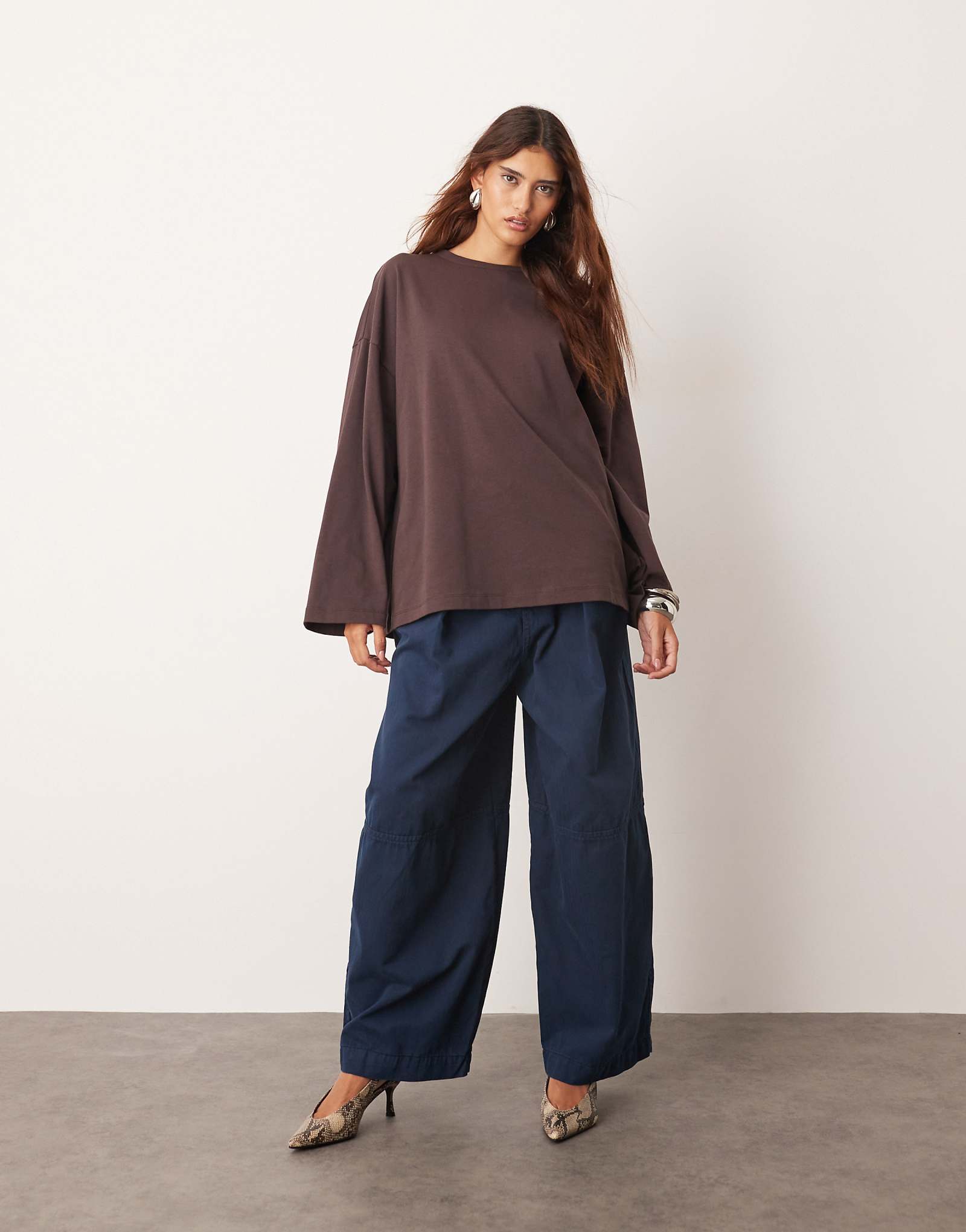 НАДЕНЬТЕ повседневные саржевые брюки-бочонки Remi темно-синего цвета