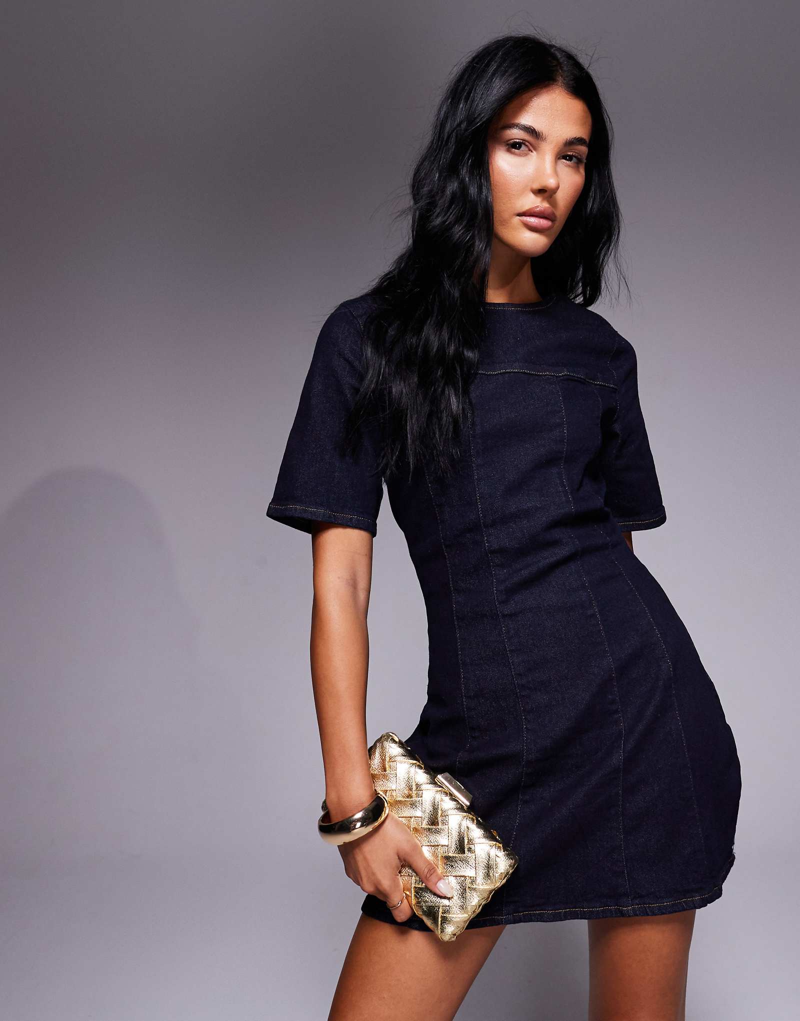 ДИЗАЙНЕРСКОЕ мини-платье из структурированного денима ASOS с завышенной талией выдерживающее стирку после полоскания 10790₽