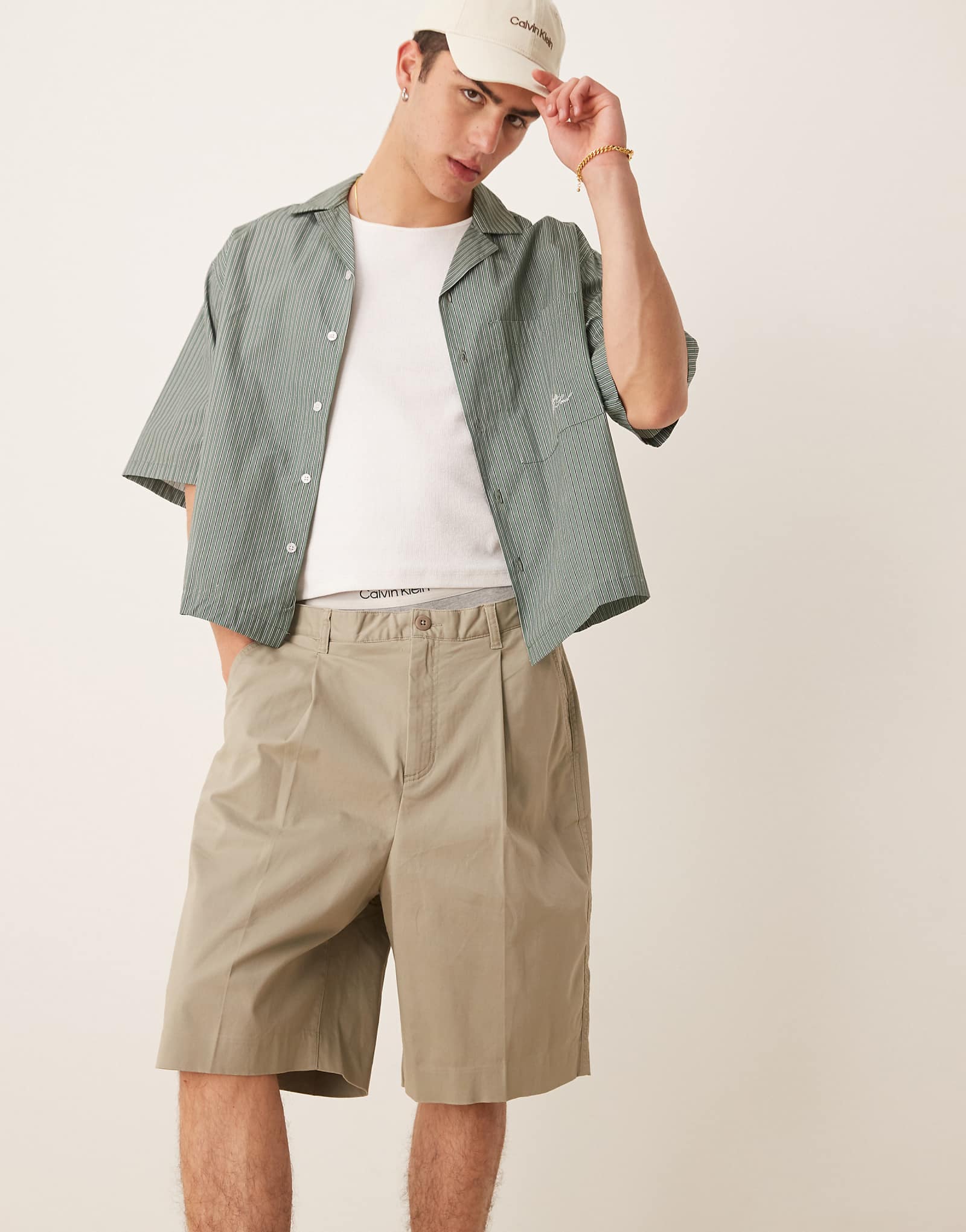 Кельвин Кляйн джинсы-бермуды скроенные шорты бежевые 14290₽