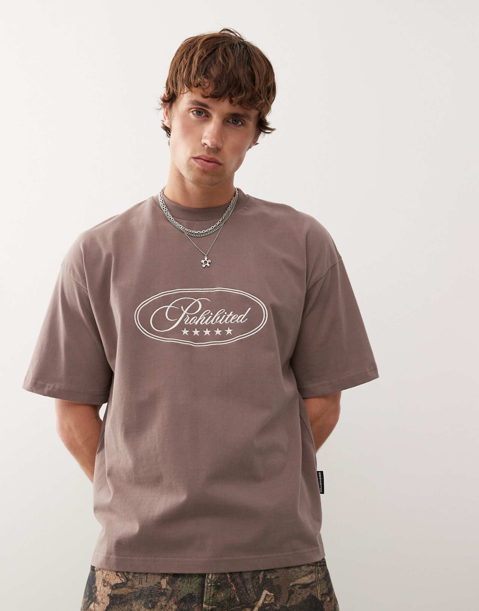 Футболка с запрещенным пятизвездочным рисунком коричневого цвета 12890₽