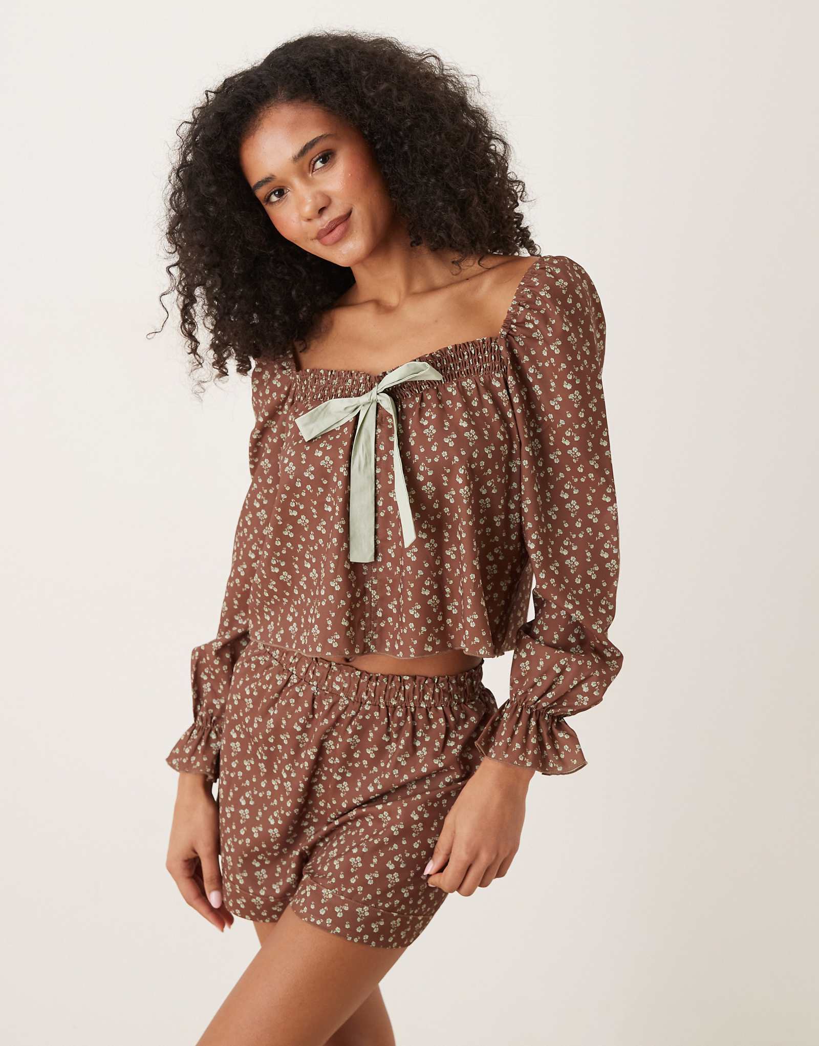 Гламурный пижамный комплект коричневого цвета в мелкий цветочек 13190₽