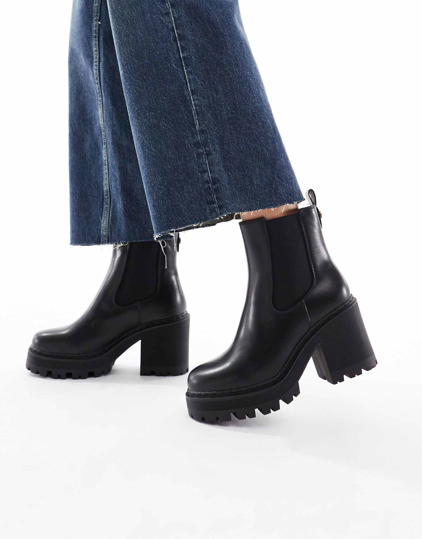 Черные пушистые ботинки челси на толстой подошве SEQWL