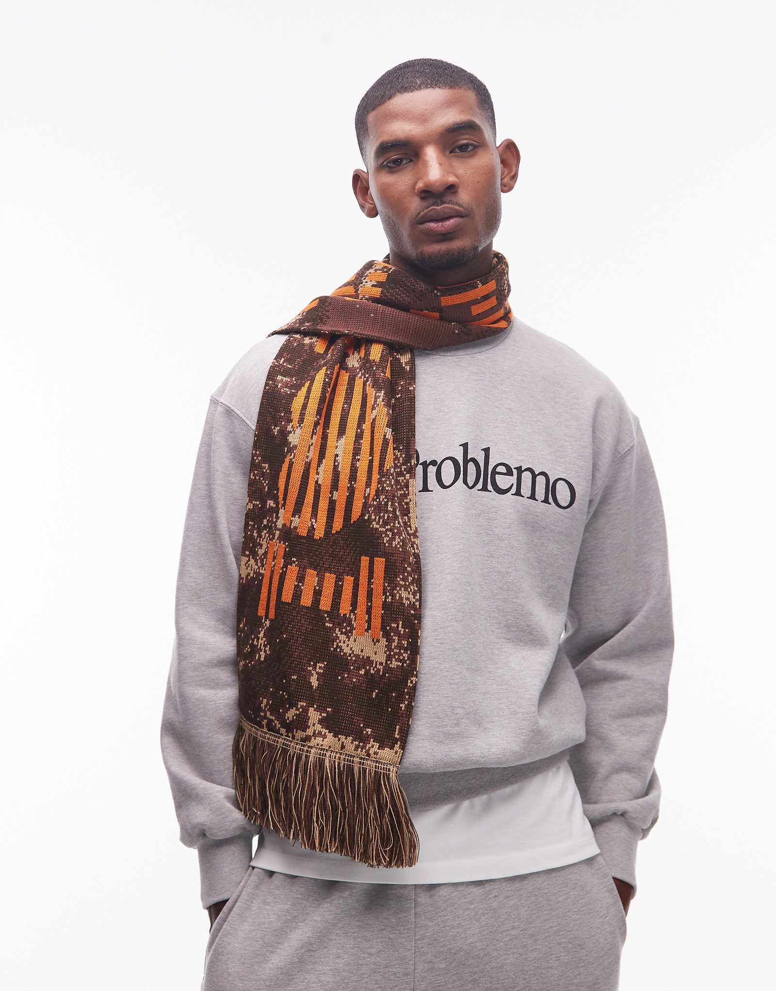 Шарф с мотивом No Problemo коричневого цвета.