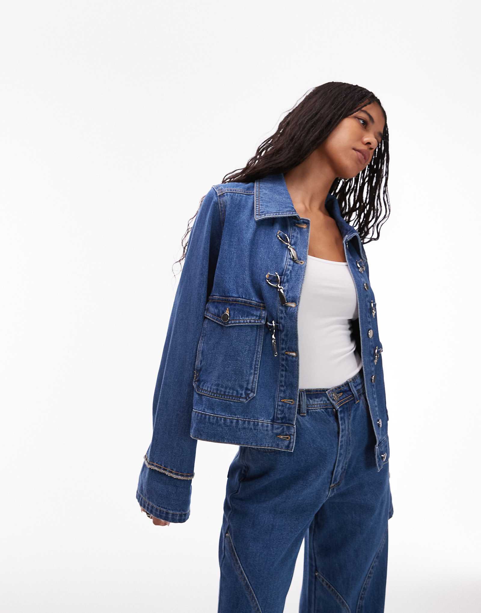 Укороченная джинсовая куртка LAAGAM dalston с серебряными застежками цвета индиго - часть комплекта 50490₽