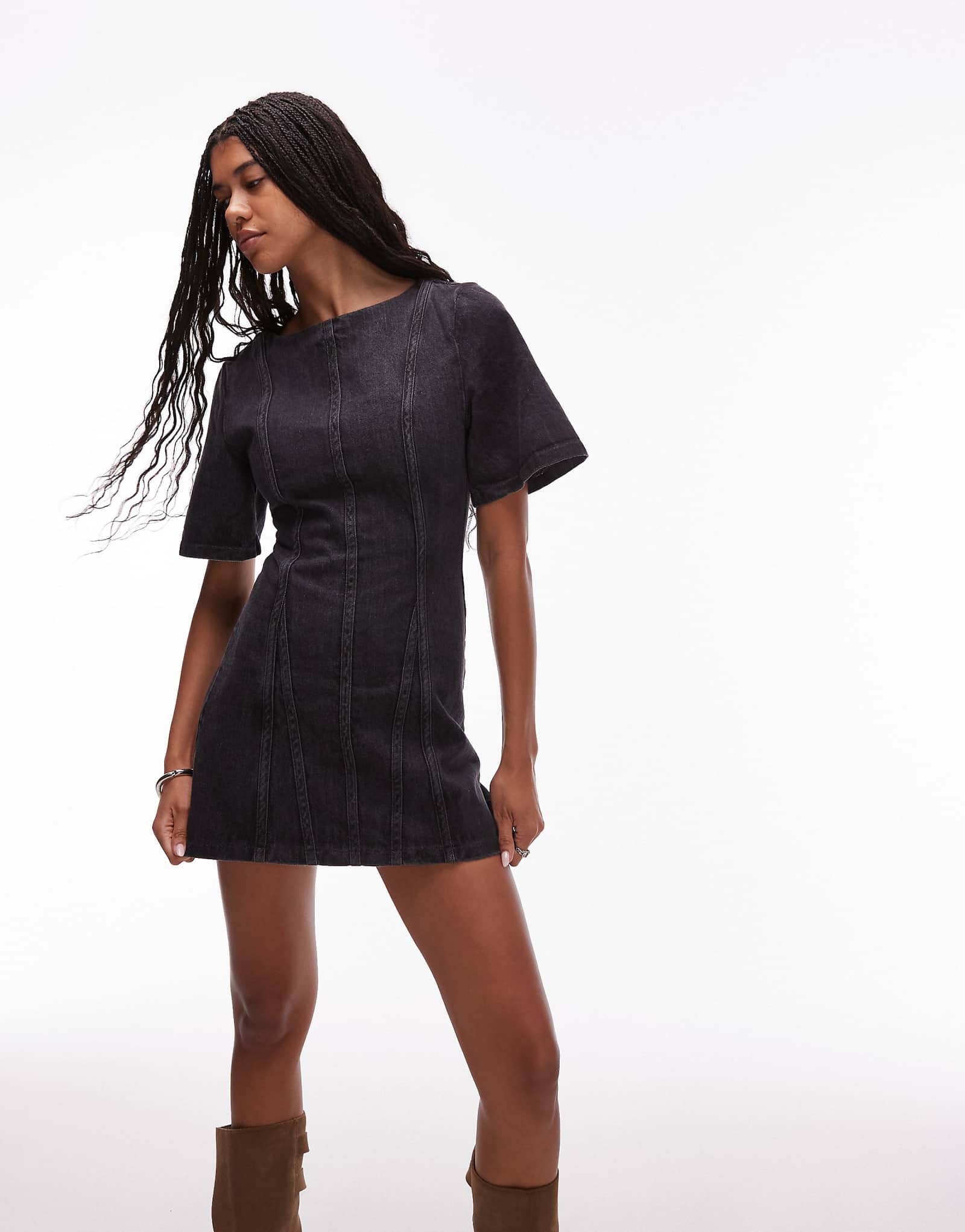 Мини-платье а-силуэта с контрастным швом и розеткой LAAGAM серого цвета