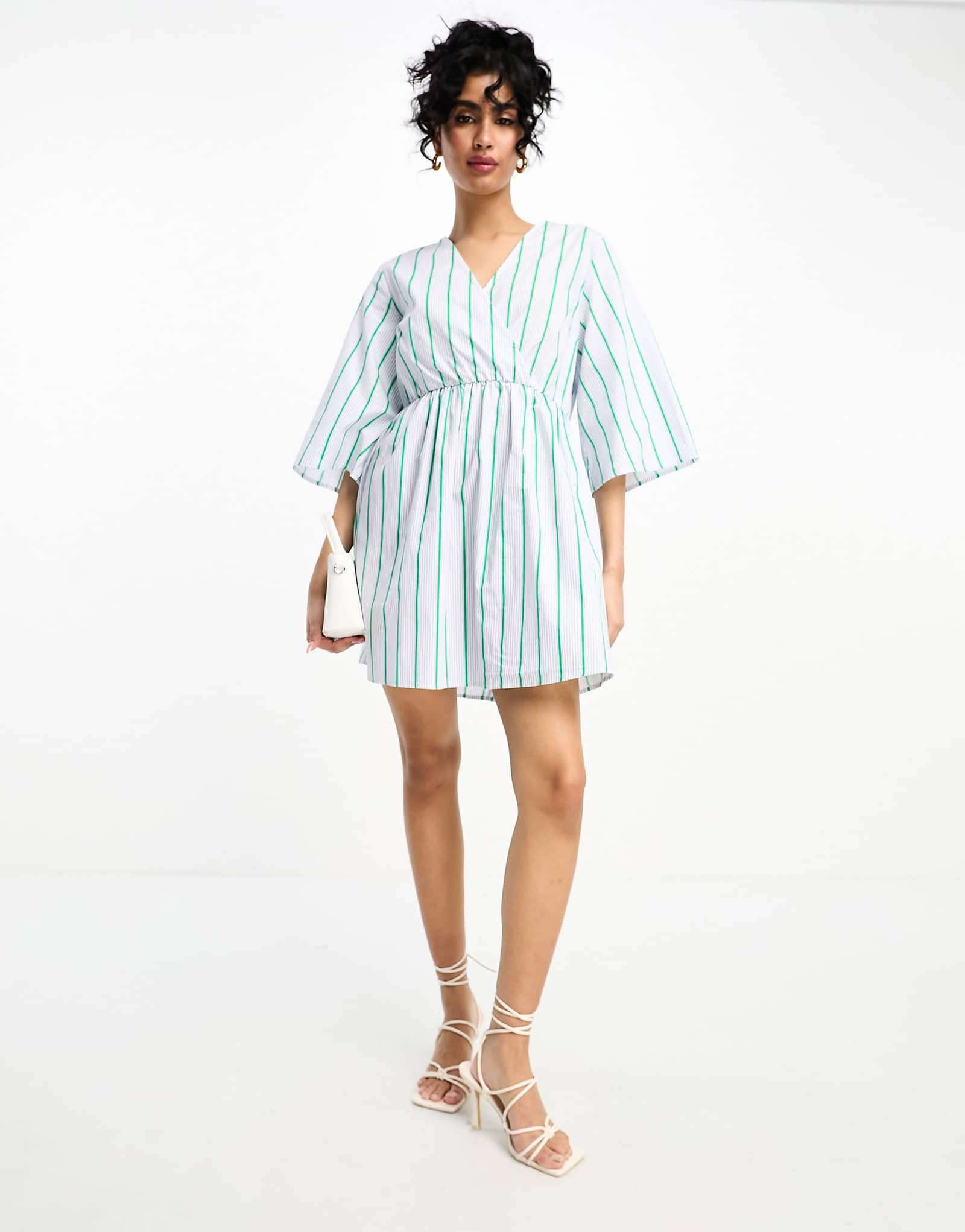 Мини-платье YAS с запахом и завязками в зеленую полоску 16490₽