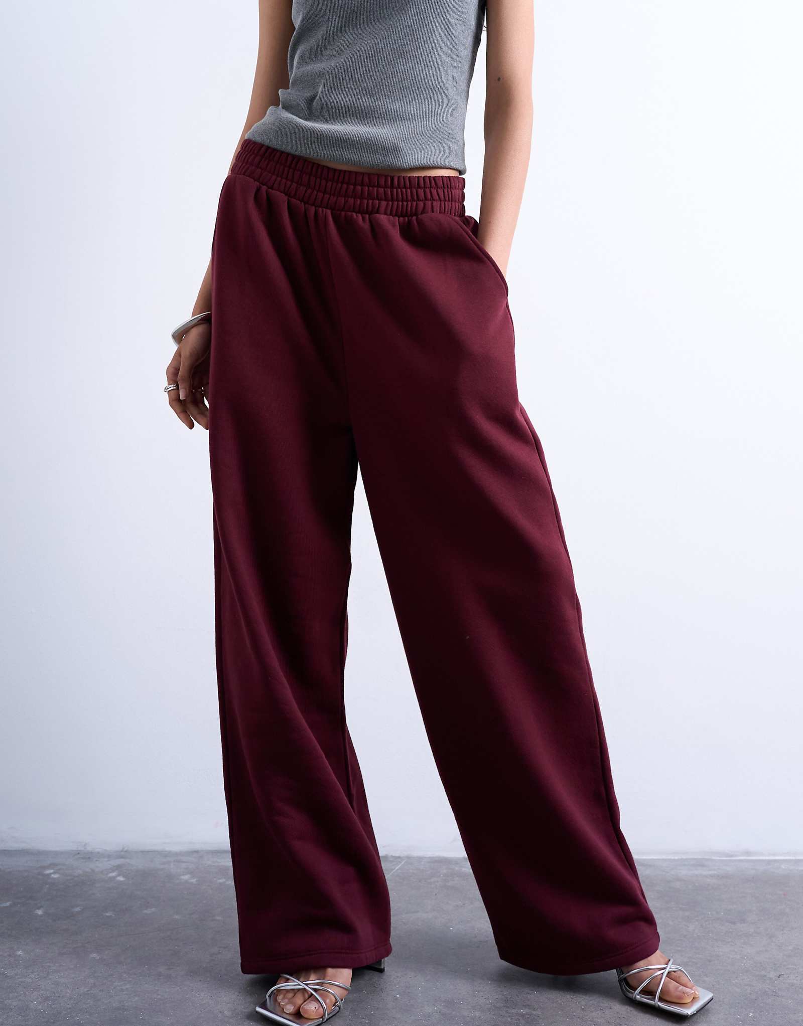 Спортивные брюки с прямыми штанинами от Topshop бордового цвета 11190₽