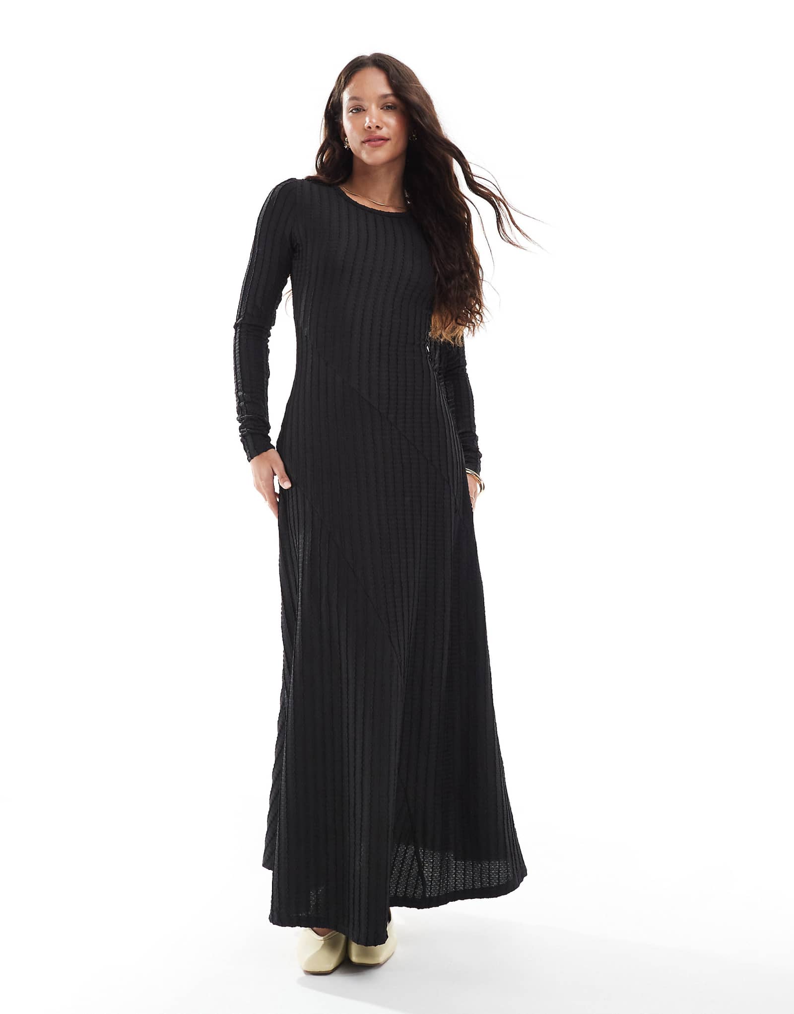 Поношенное макси-платье с длинным рукавом и ребристой текстурой черного цвета 4290₽