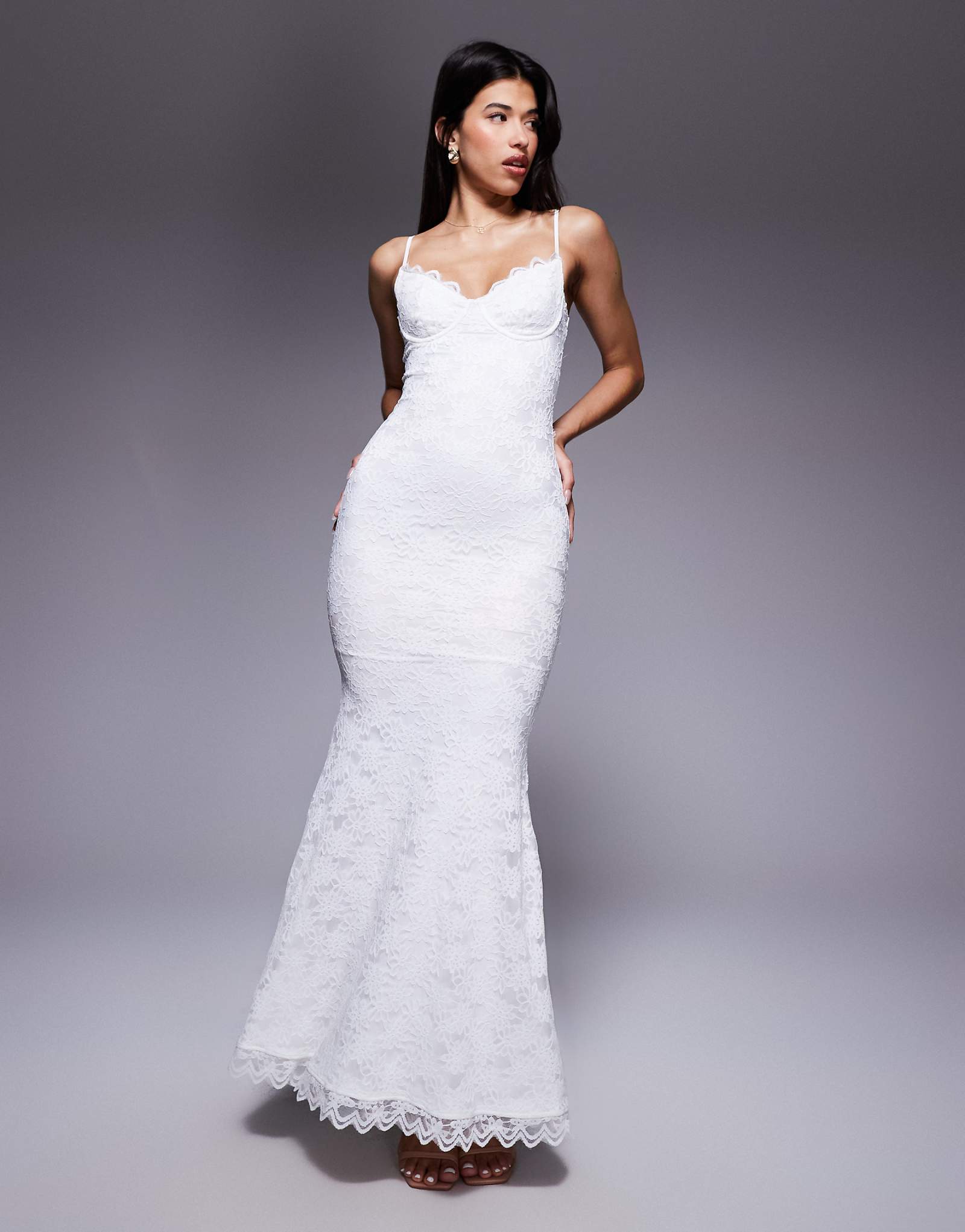 Белое макси-платье Wanderdoll Leah с кружевной отделкой на бретелях и чашечками 27390₽