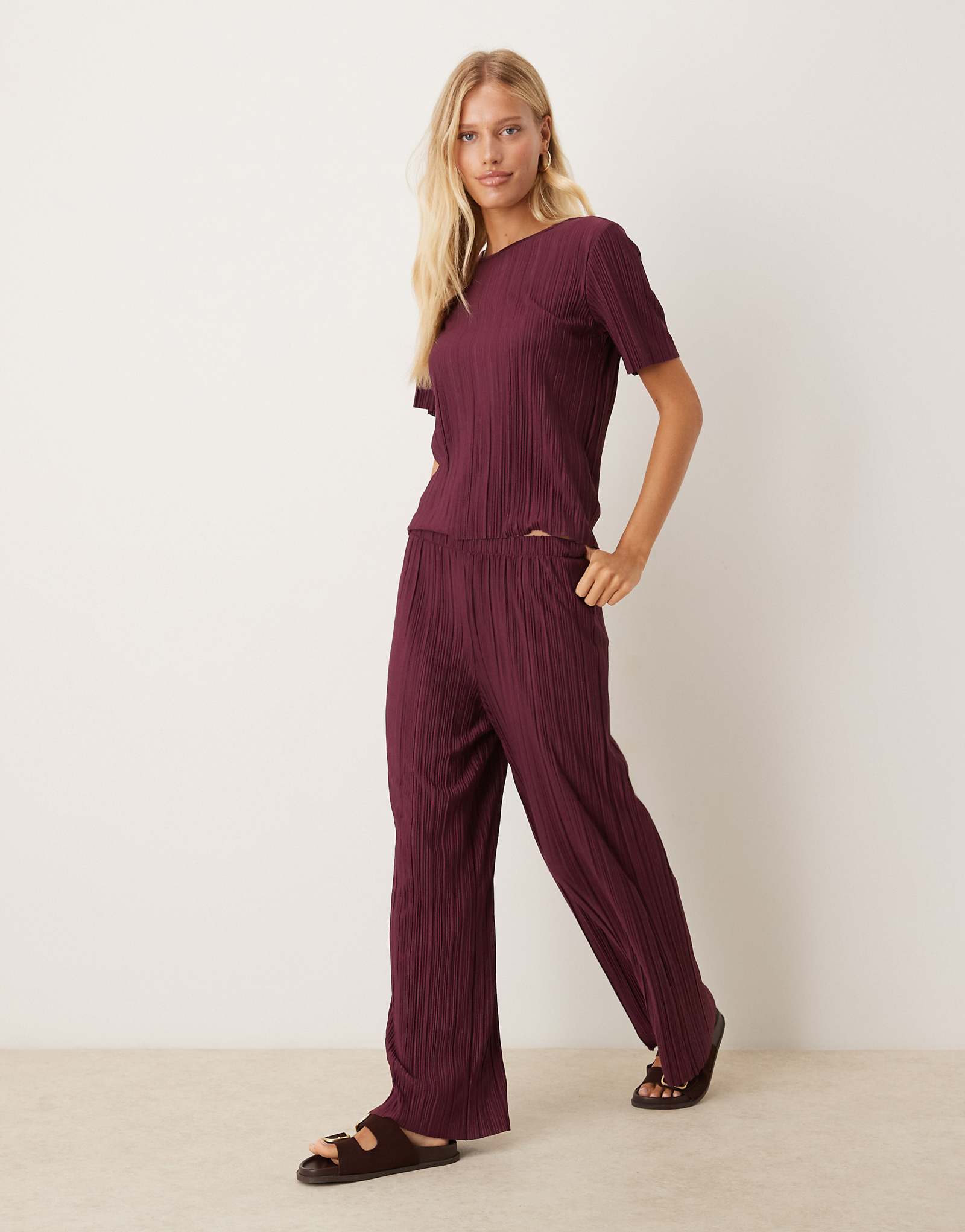 Широкие брюки-плиссе VILA бордового цвета - часть комплекта 12890₽