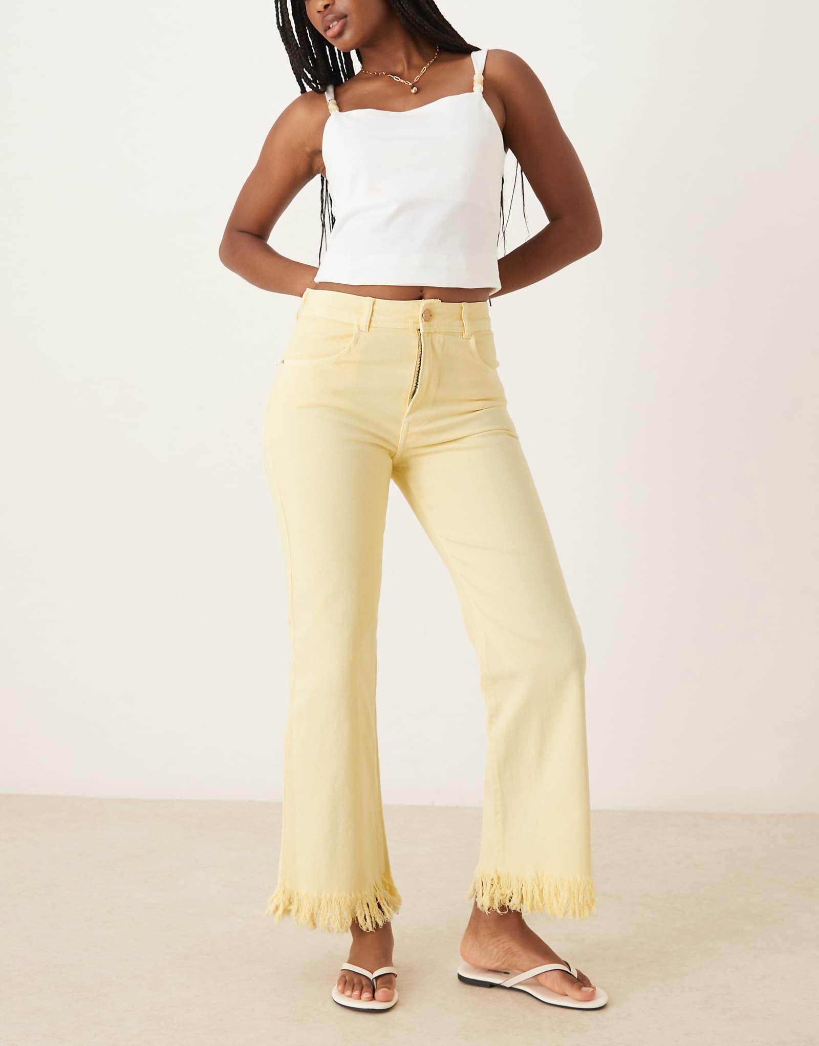 Джинсовые брюки Scalpers с заклепками светло-желтого цвета 18390₽