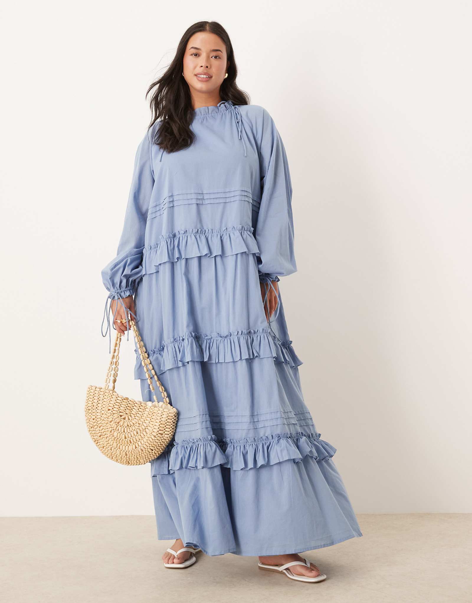 Макси-платье ASOS DESIGN Curve с оборками и завязками дымчато-синего цвета 17490₽