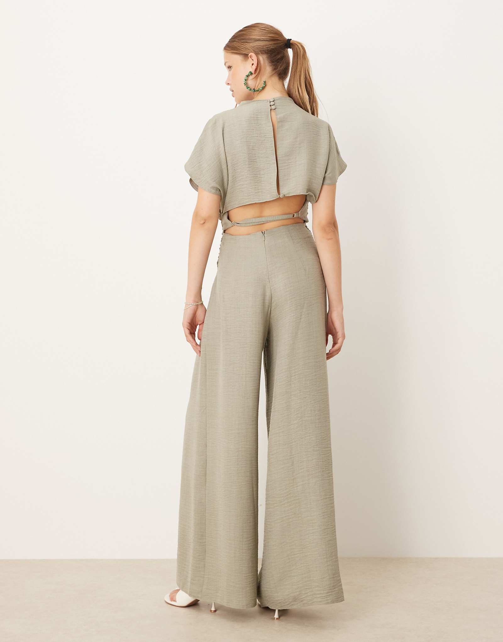 ДИЗАЙНЕРСКИЙ льняной комбинезон ASOS с открытой спиной и рюшами темно-зеленого цвета 14290₽