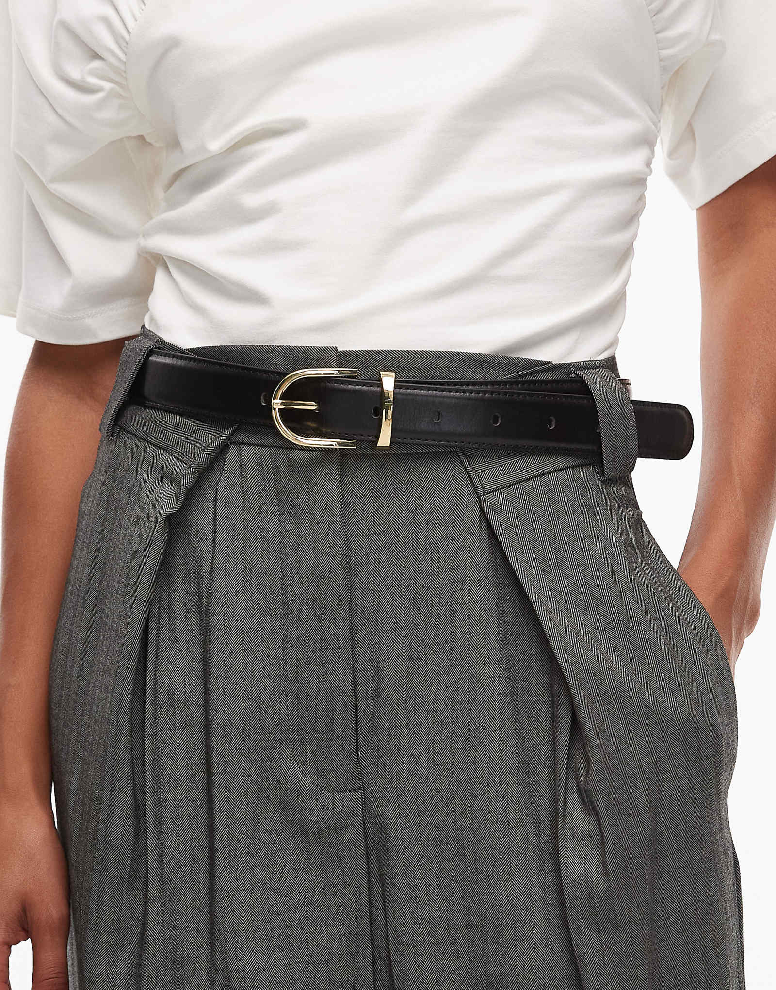 Кожаный ремень ARKET с золотой пряжкой черного цвета 16290₽