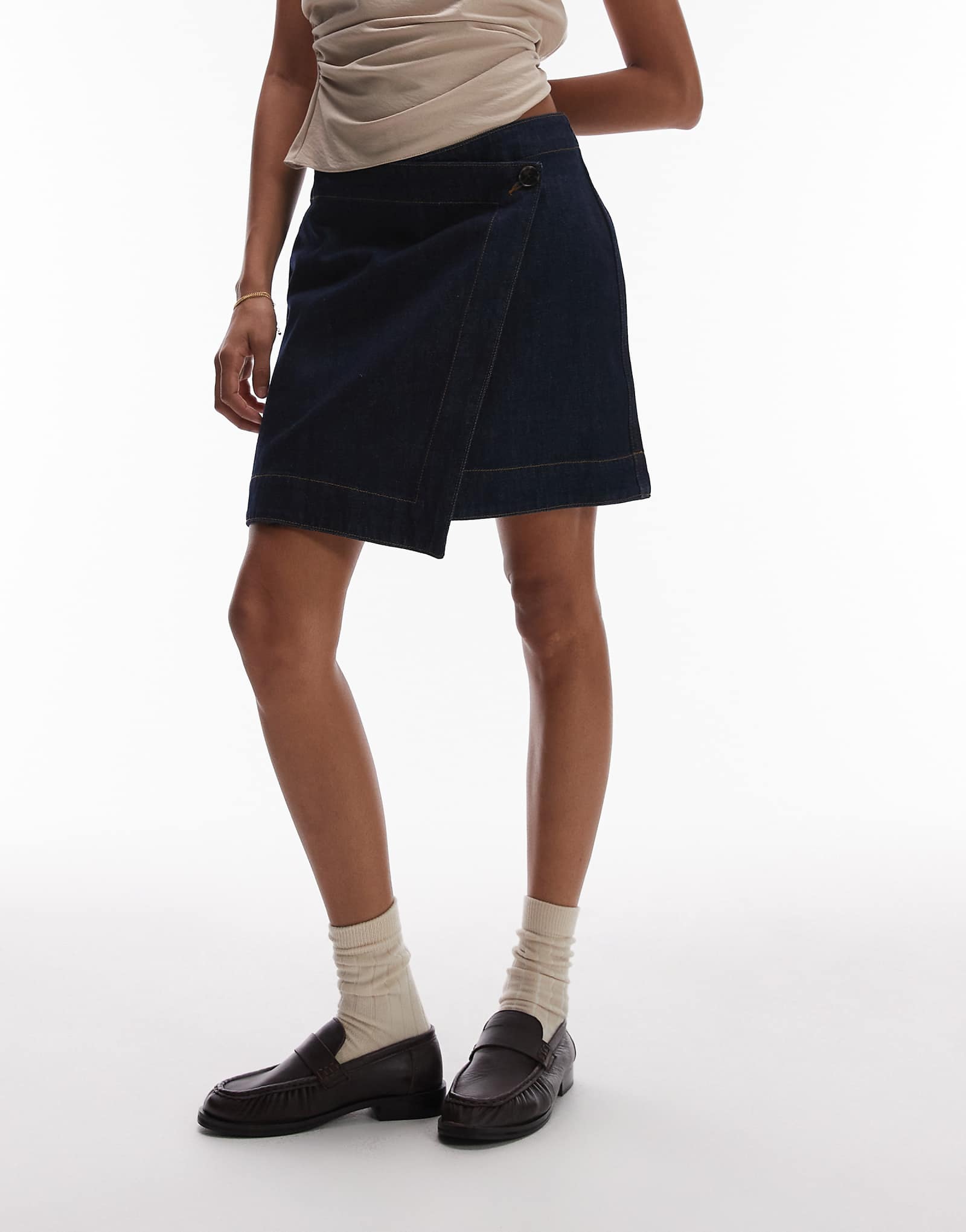 Джинсовая мини-юбка с запахом ARKET темно-синего цвета 19990₽