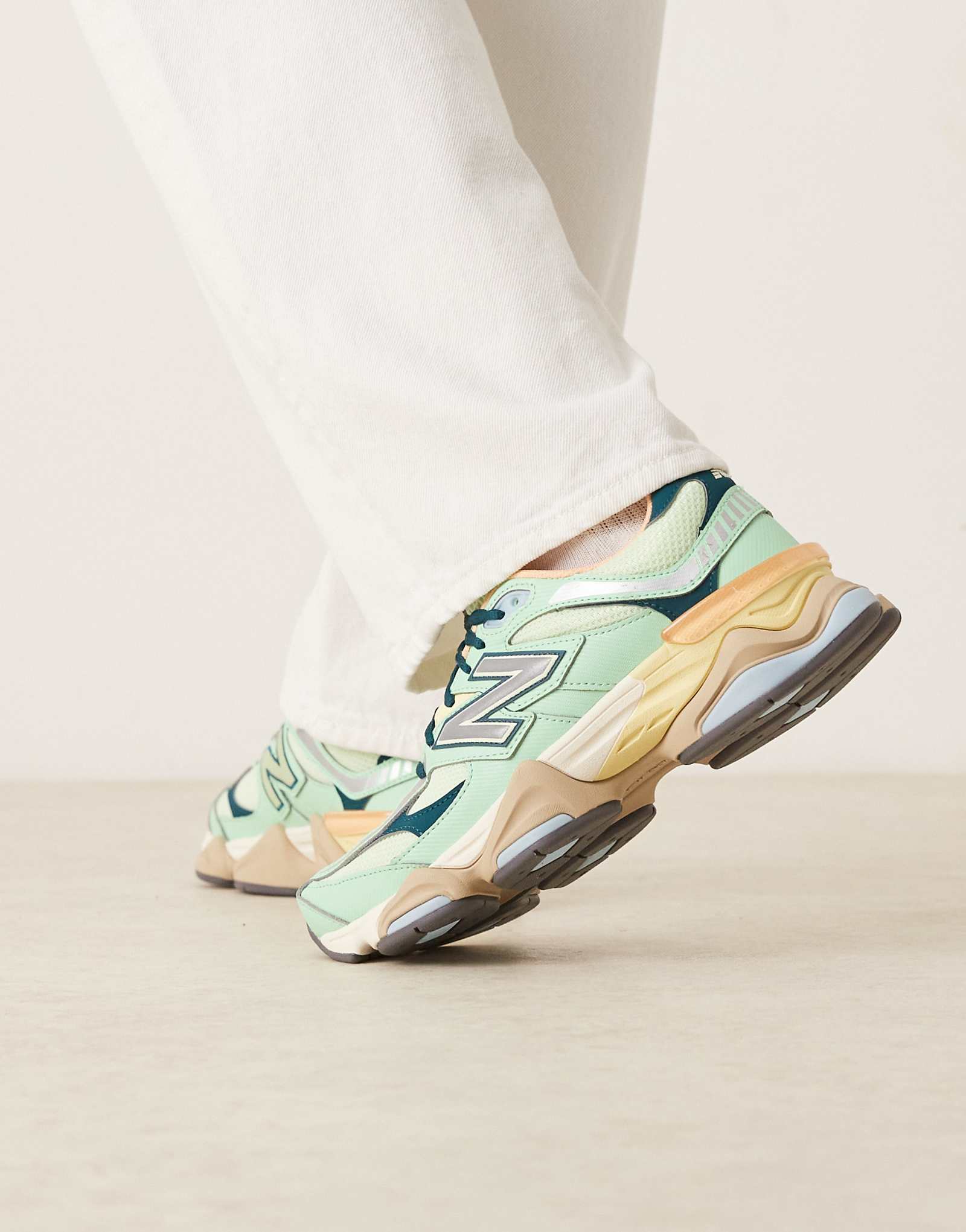 Кроссовки New Balance 9060 унисекс в зеленом цвете multi 29090₽