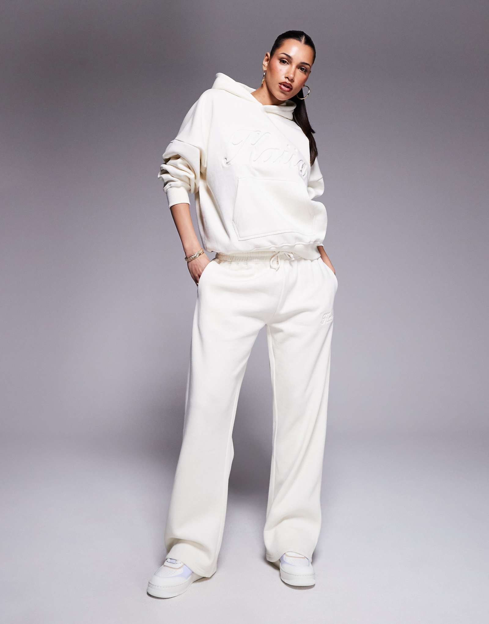 Спортивные брюки с тисненым логотипом Kaiia в виде сливочного крема - часть комплекта 8990₽