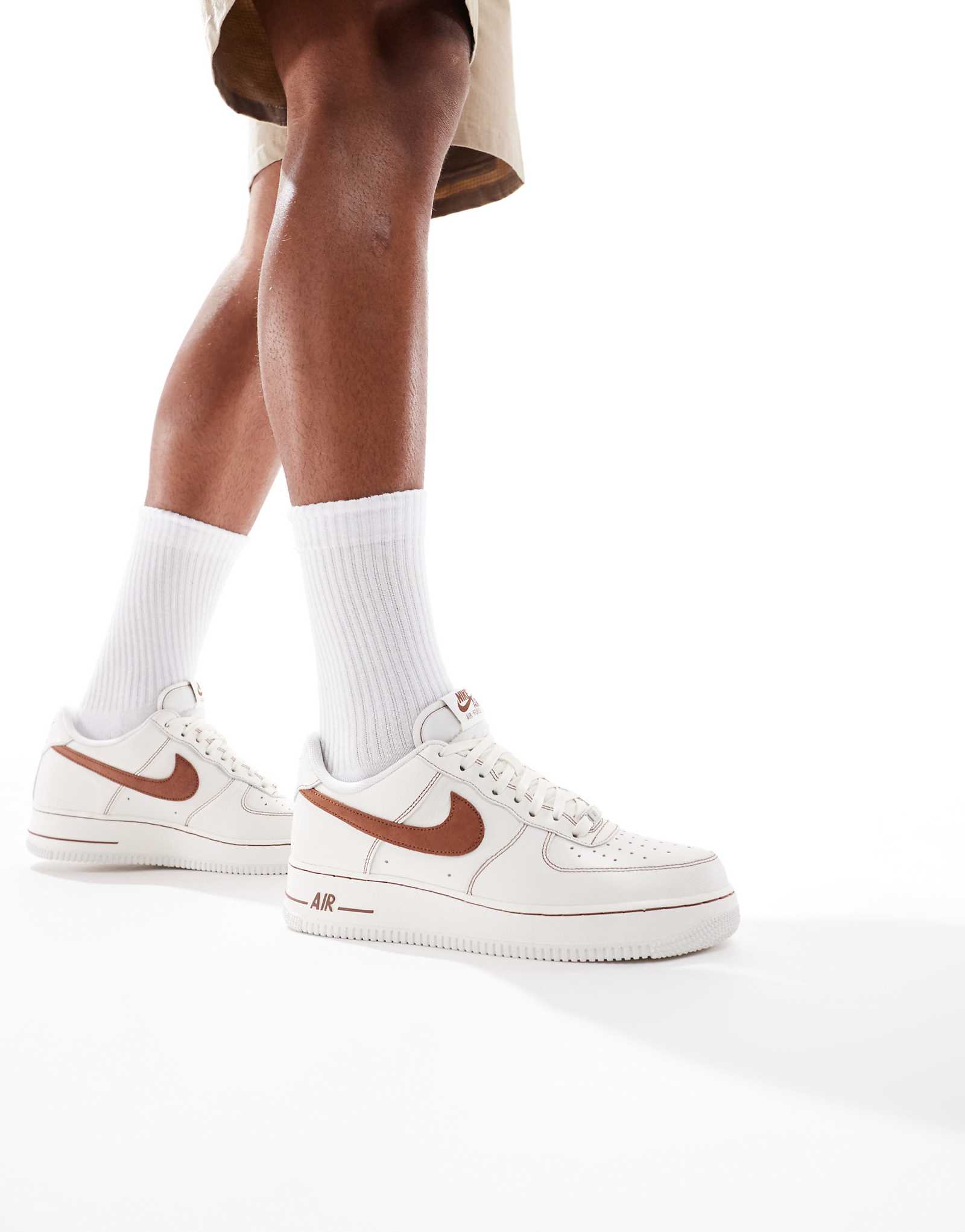 Кроссовки Nike Air Force 1 07 LV8 коричневого цвета 24190₽