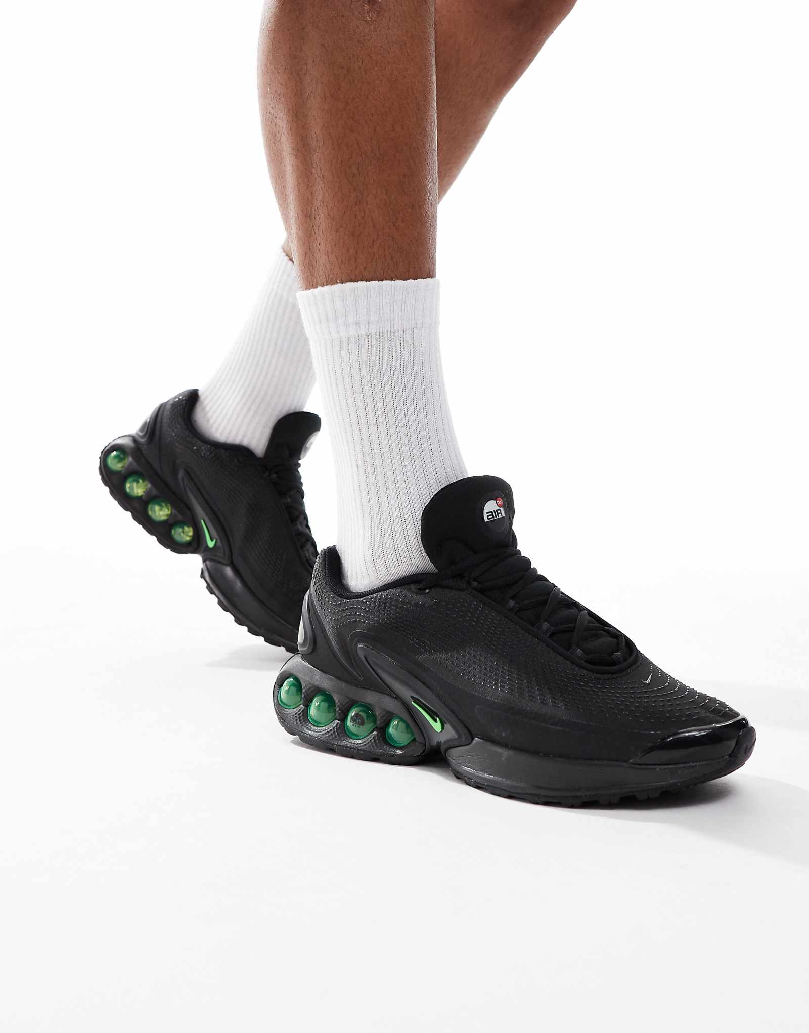 Кроссовки Nike Air Max DN черного и зеленого цветов 32690₽