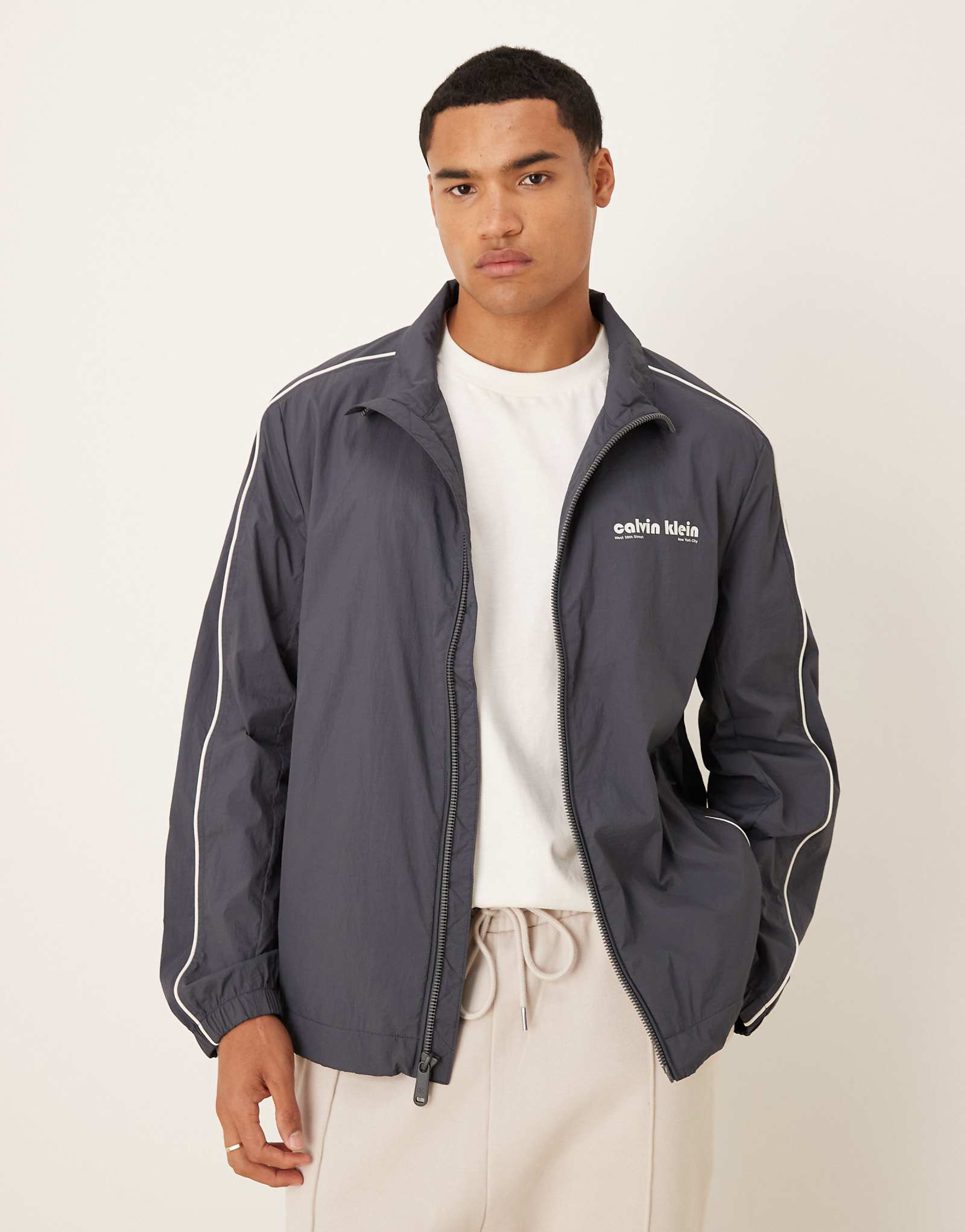 Куртка Calvin Klein Jeans со стандартным воротником и белой отделкой в синем цвете 39090₽