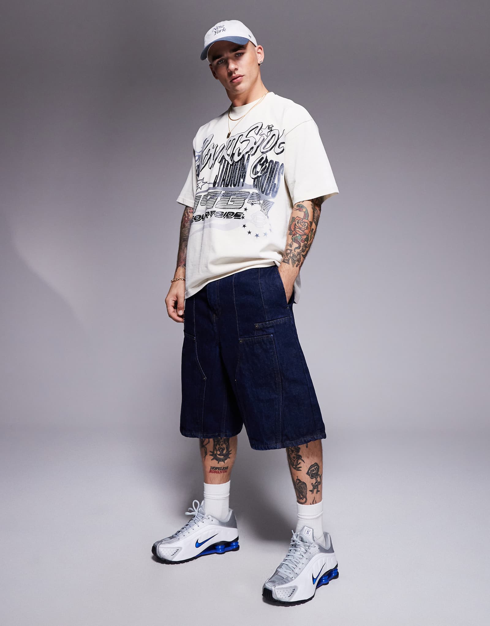 Джинсовые шорты с приталенной вставкой и вышивкой логотипа на заднем кармане цвета индиго