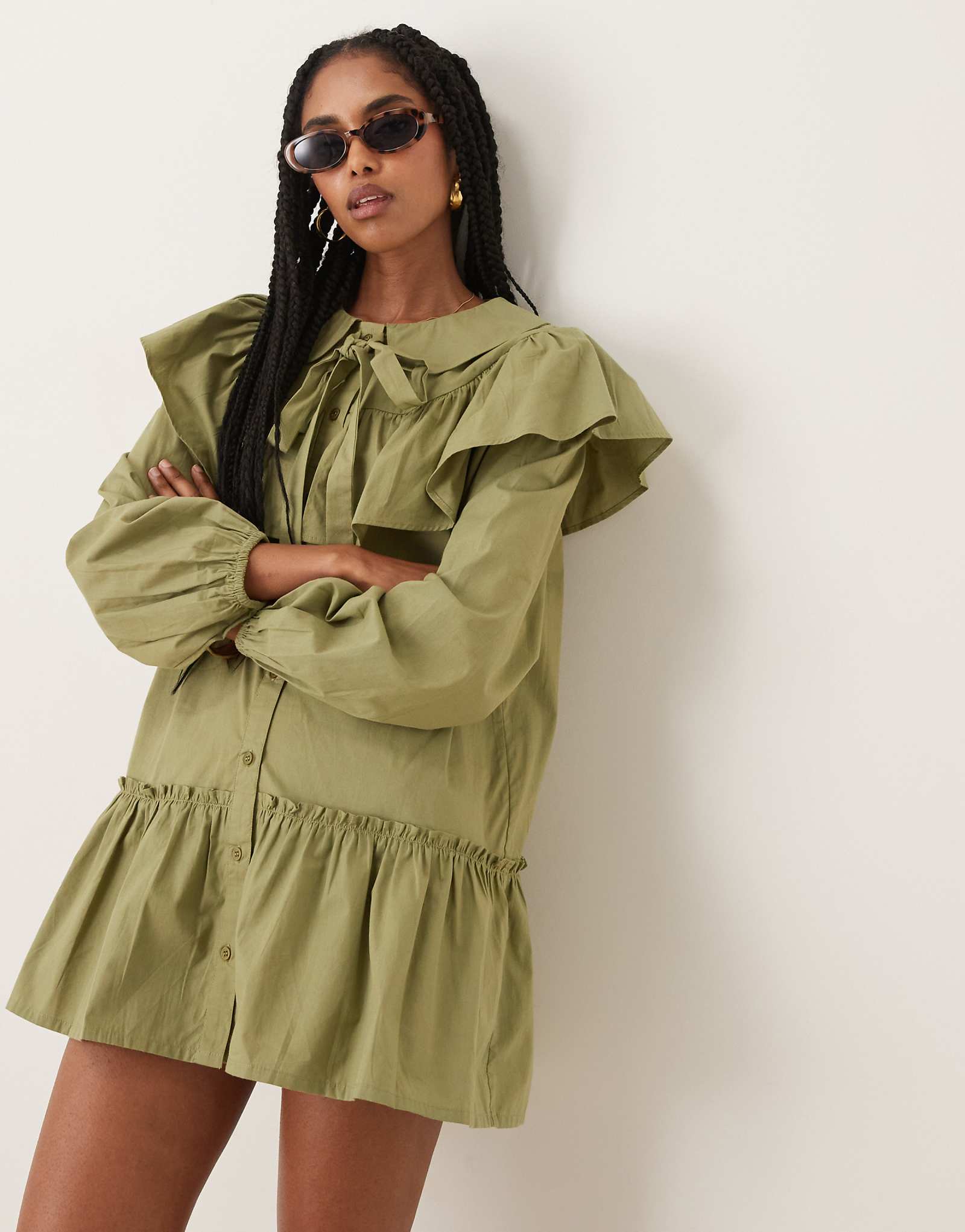 Платье-халат с оборками на воротнике из неоновой розы оливкового цвета