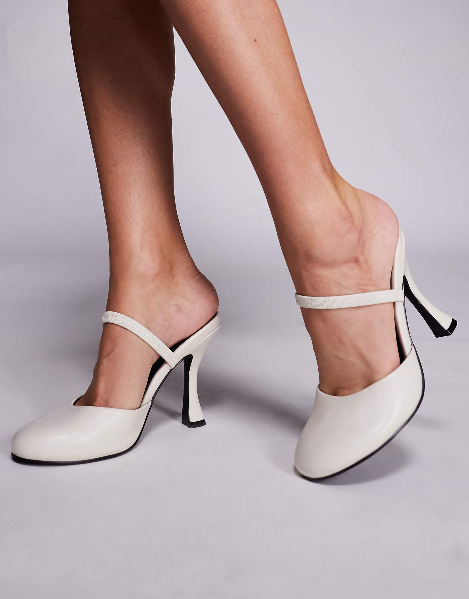 Белые туфли на высоком каблуке с миндальной спинкой и круглым носком Public Desire 8590₽