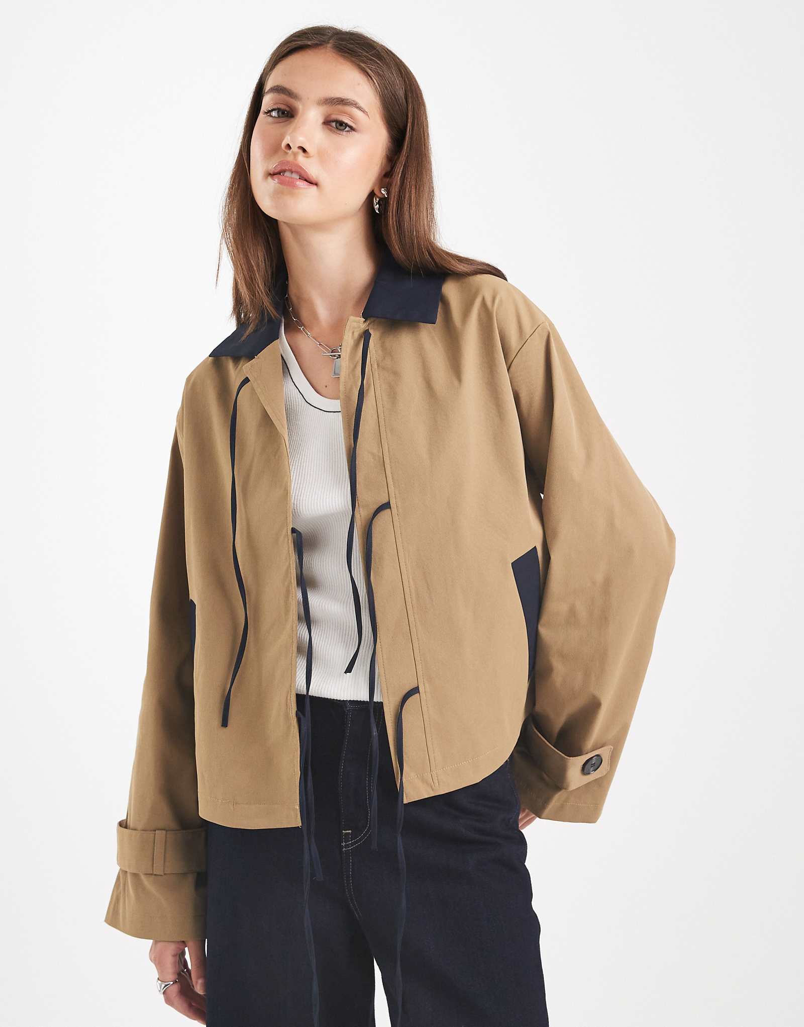 Укороченный тренч-пальто бежевого цвета с завязками спереди 17590₽