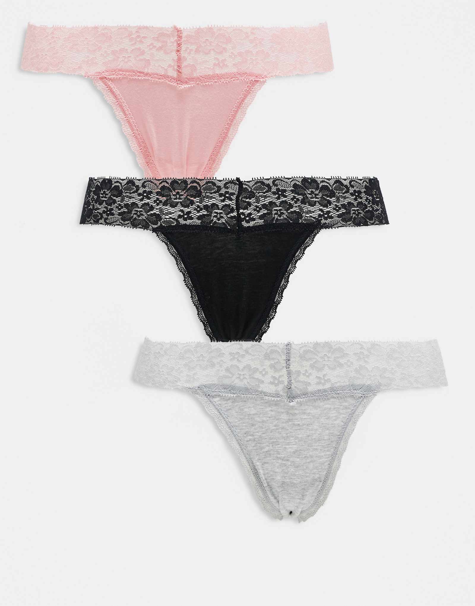 Удобные повседневные стринги из хлопка в 3-х упаковках с кружевом 6090₽