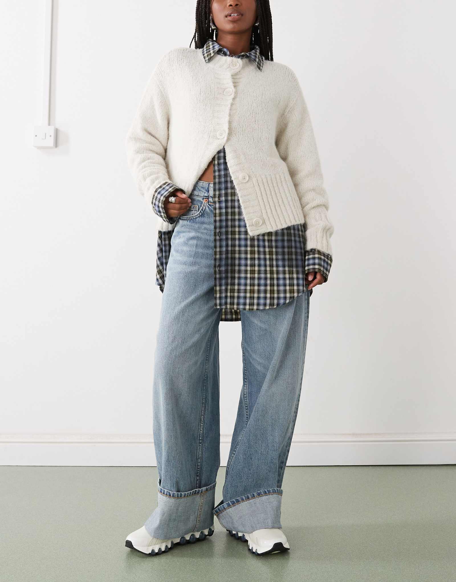 Мешковатые джинсы Monki Peggy с отложным воротником светло-голубого цвета 14290₽