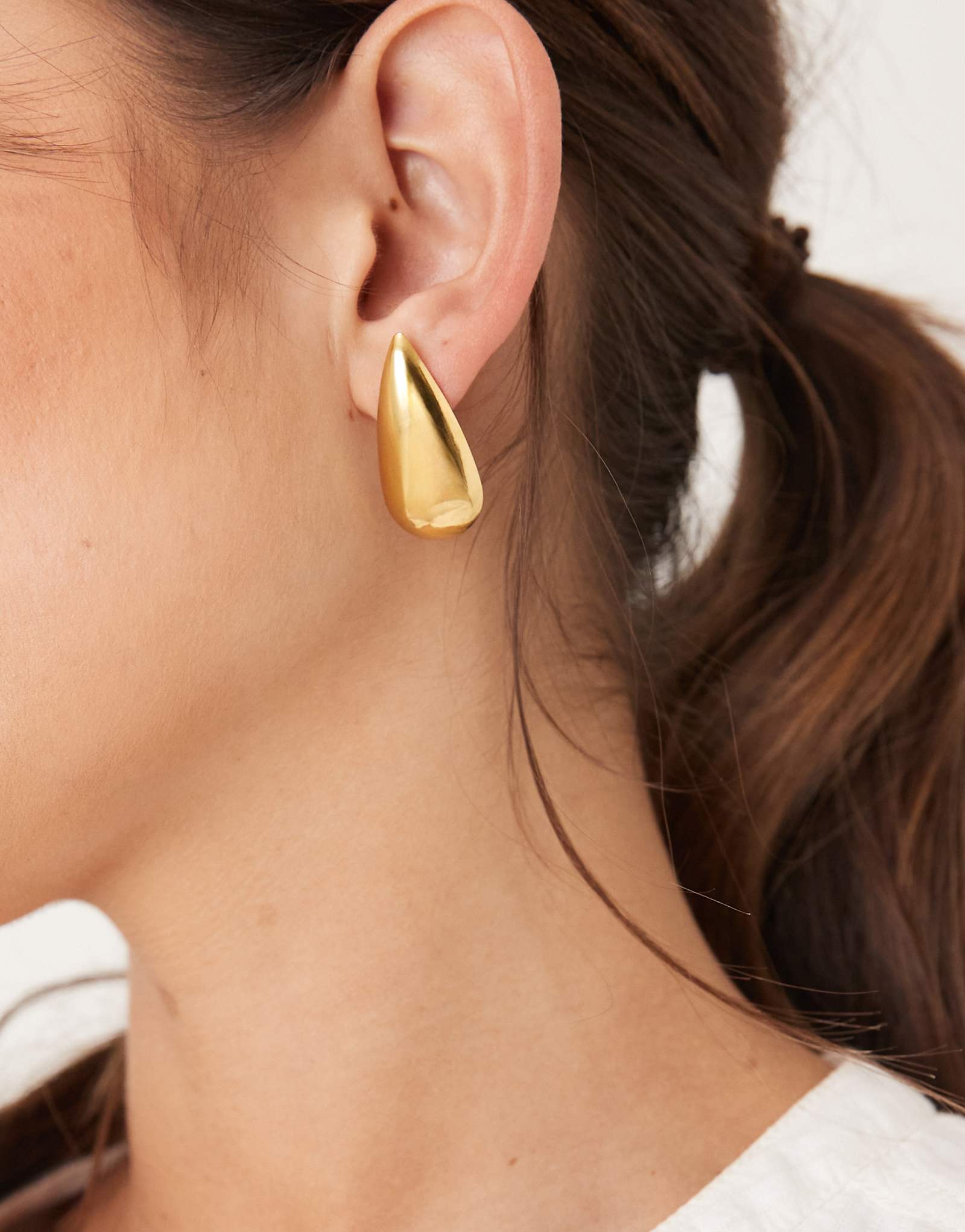 Эффектные серьги-гвоздики в форме капли 