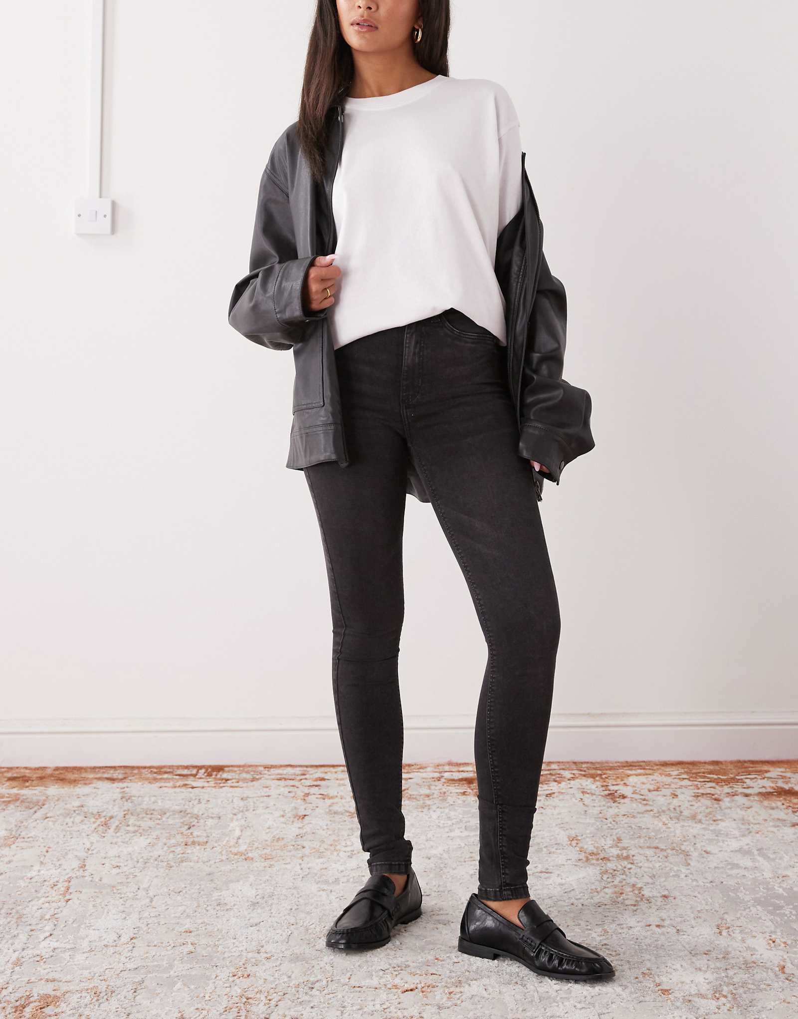 Застиранные черные джинсы-скинни Noisy May Callie с высокой талией 9190₽