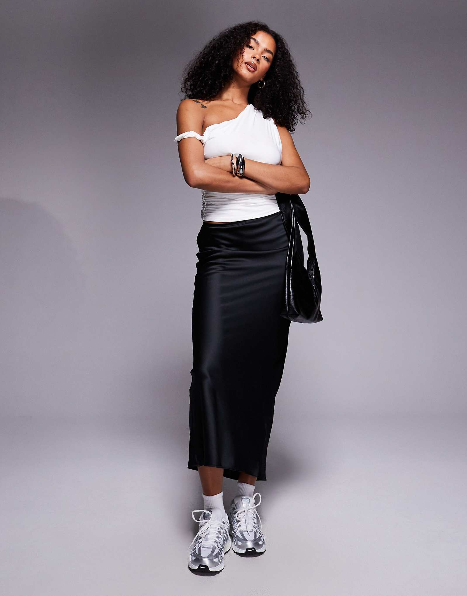 Атласная макси-юбка River Island черного цвета 11190₽