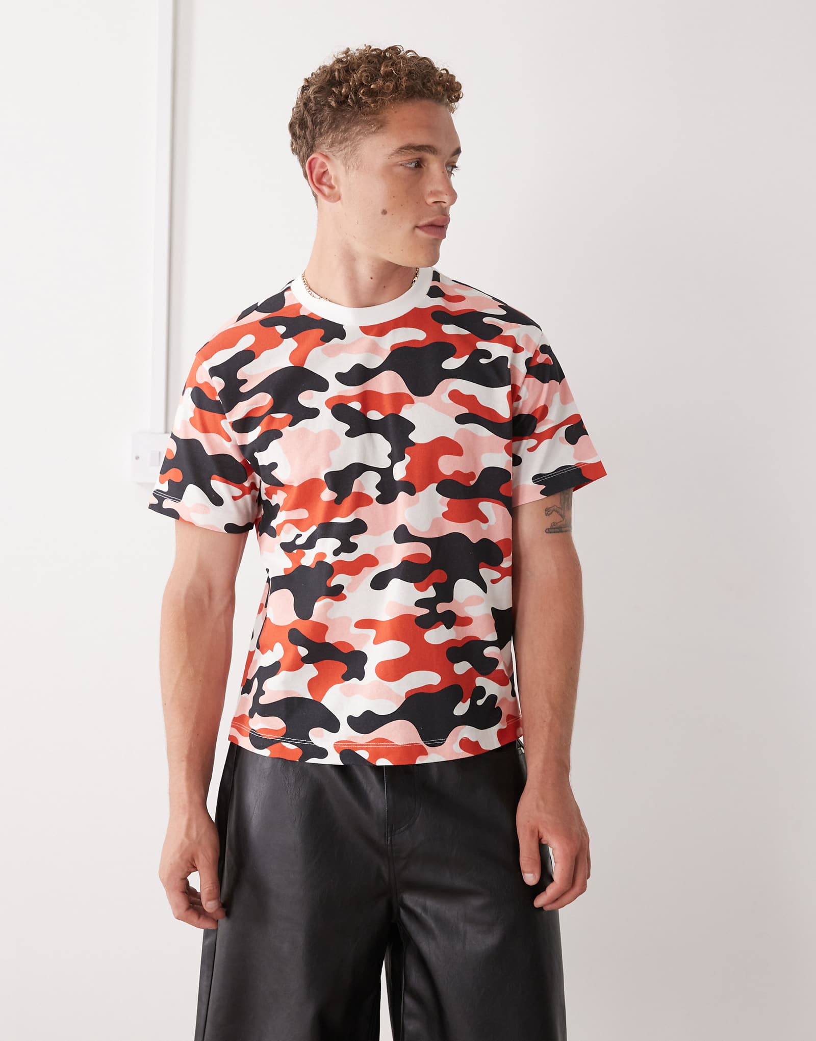 Облегающая футболка COLLUSION red camo slim fit 3290₽