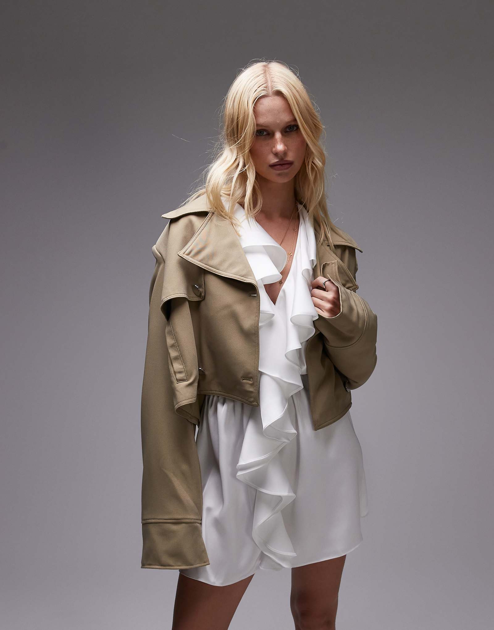 Мы носили укороченный тренч-пальто нежно-коричневого цвета