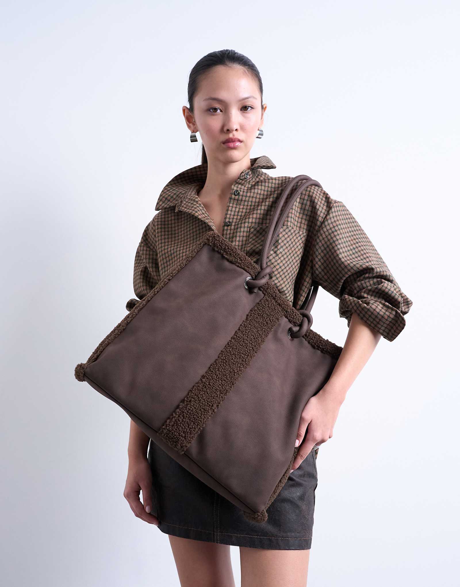 Сумка-тоут Topshop Tate из искусственной овечьей шерсти шоколадного цвета 11290₽