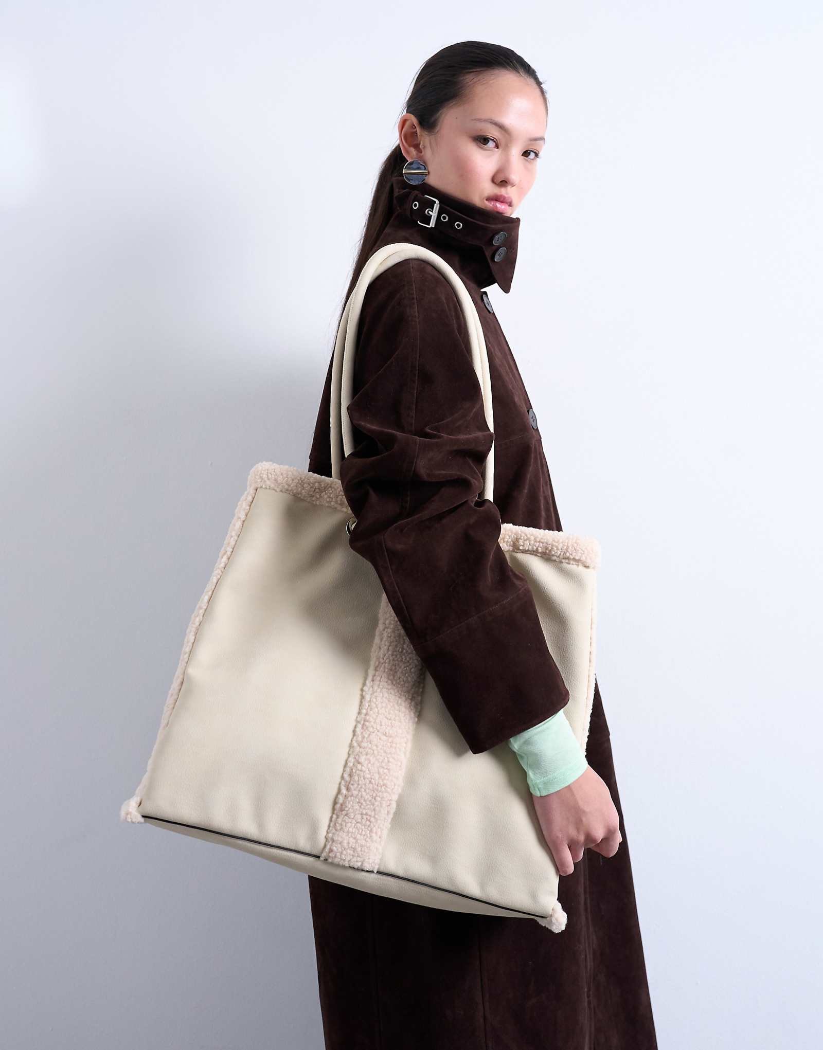 Сумка-тоут из искусственной овечьей шерсти Topshop Tate темно-белого цвета 5590₽