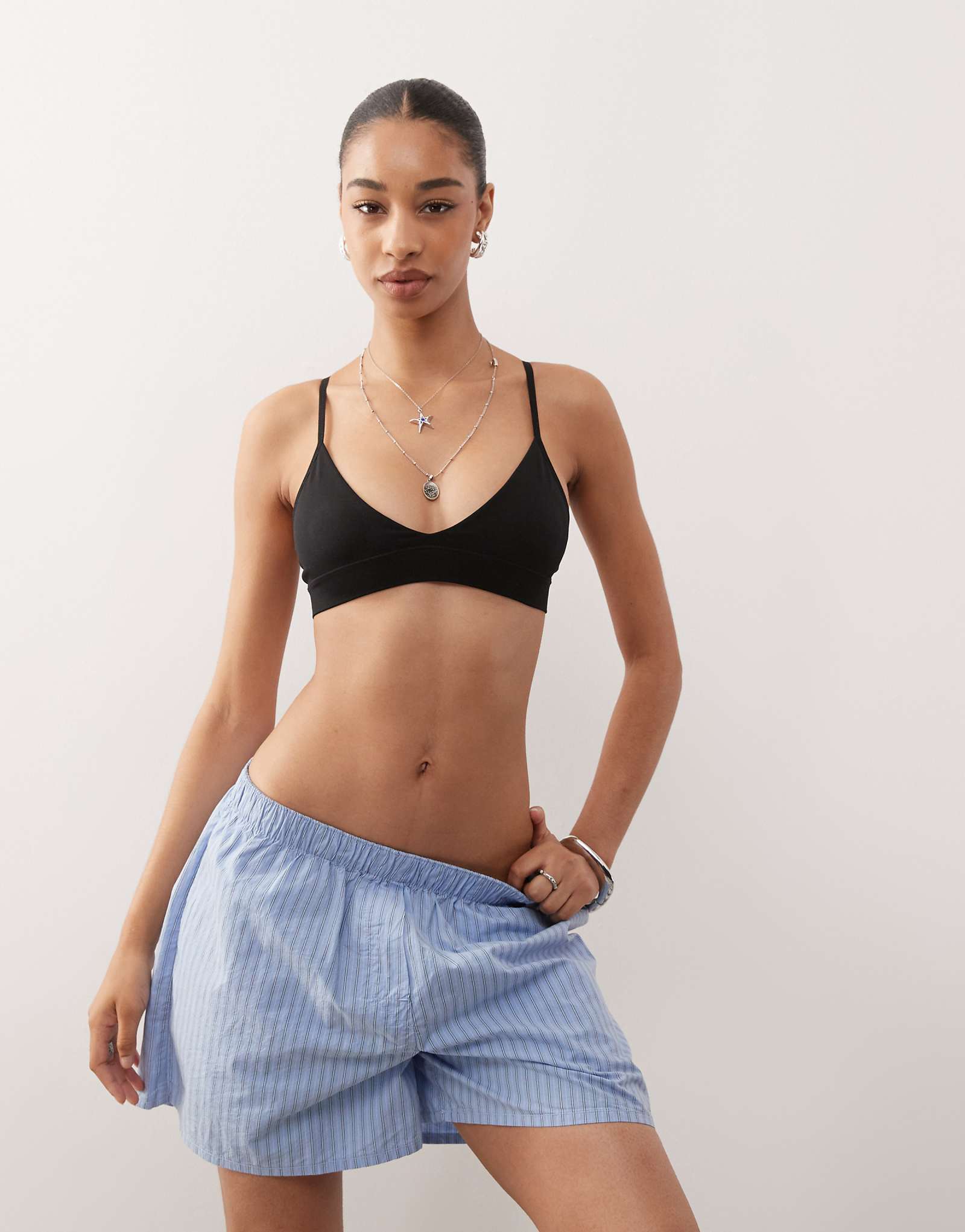 Бесшовный треугольный бюстгальтер черного цвета Weekday 6490₽