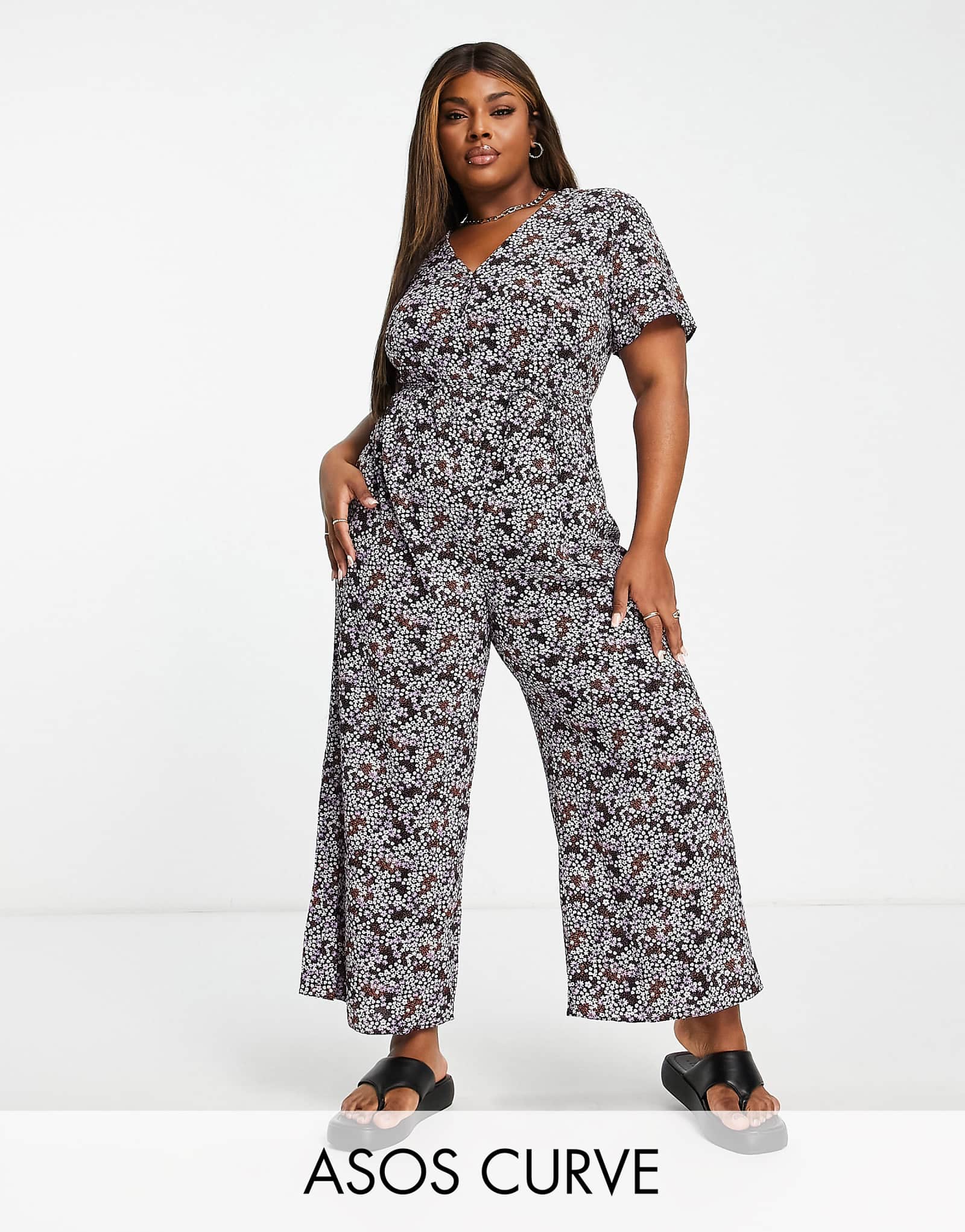 Комбинезон ASOS DESIGN curve с чайными пуговицами спереди в сиреневый цветочек 4690₽